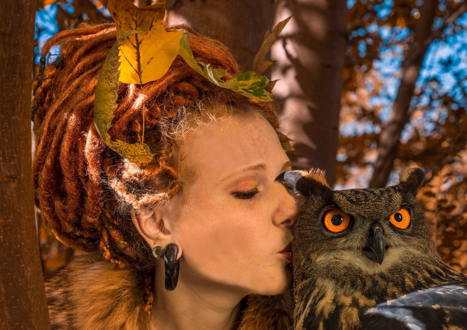 autunno gufo ragazza rasta bacio arancione