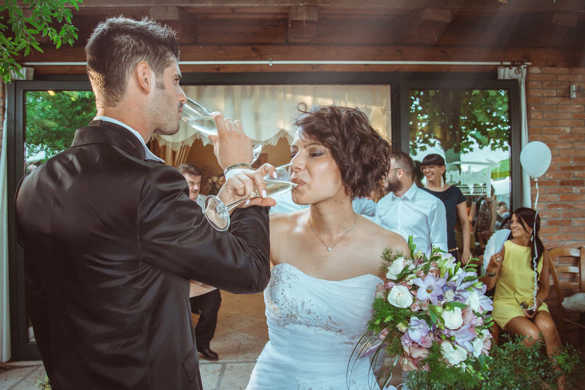 brindisi sposi sguardi bouquet