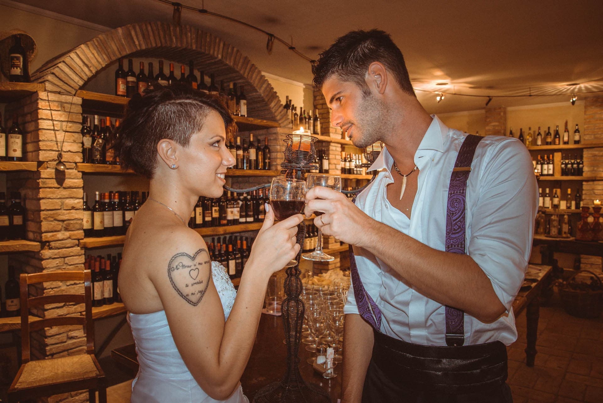 cantina sposi sguardi brindisi