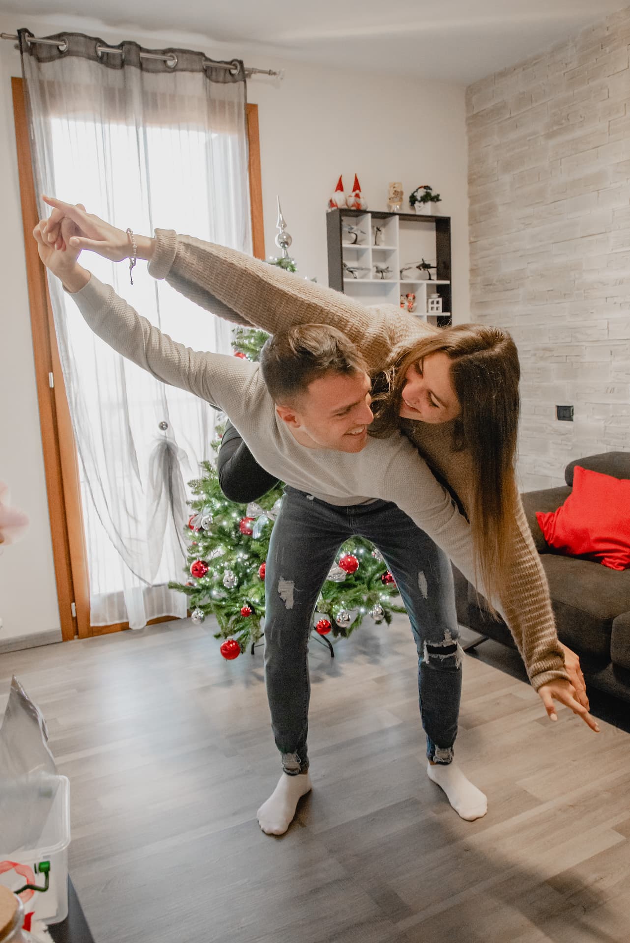 coppia a natale luci palline albero angelo in braccio