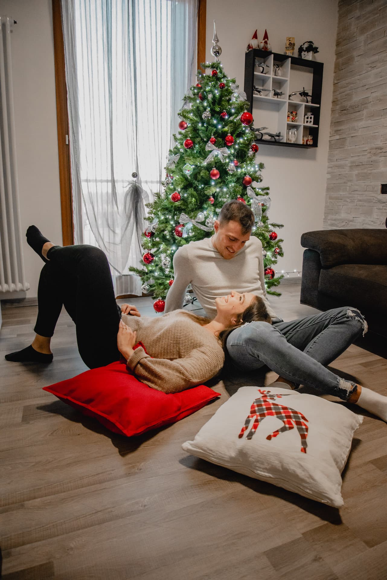 coppia a natale luci palline albero cuscini