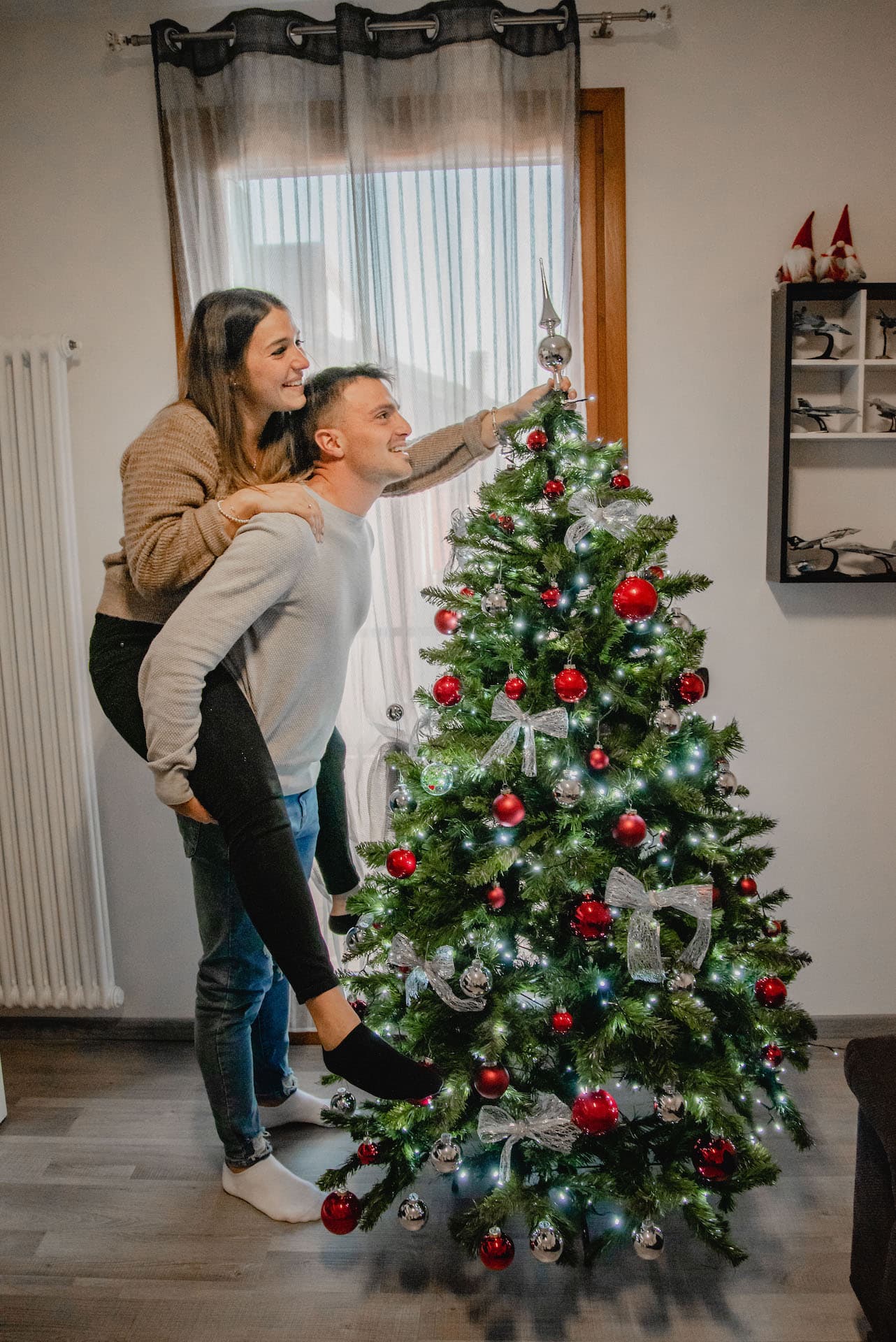 coppia a natale luci palline albero punta