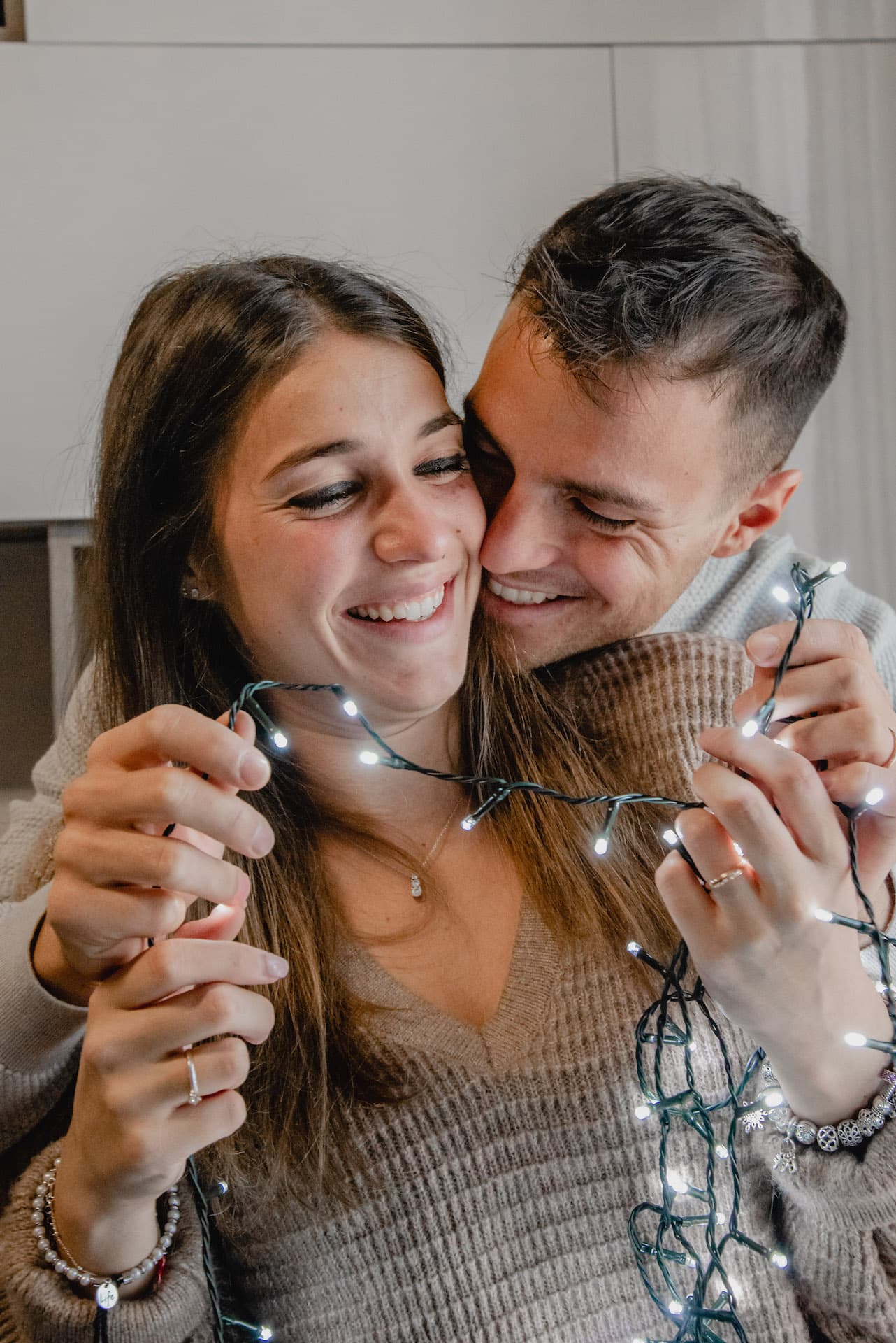 coppia a natale luci palline albero sorrisi