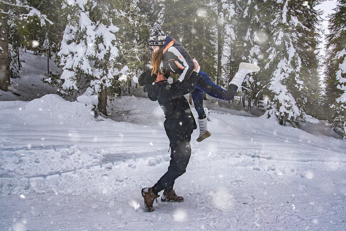 coppia neve montagna salto acrobazia