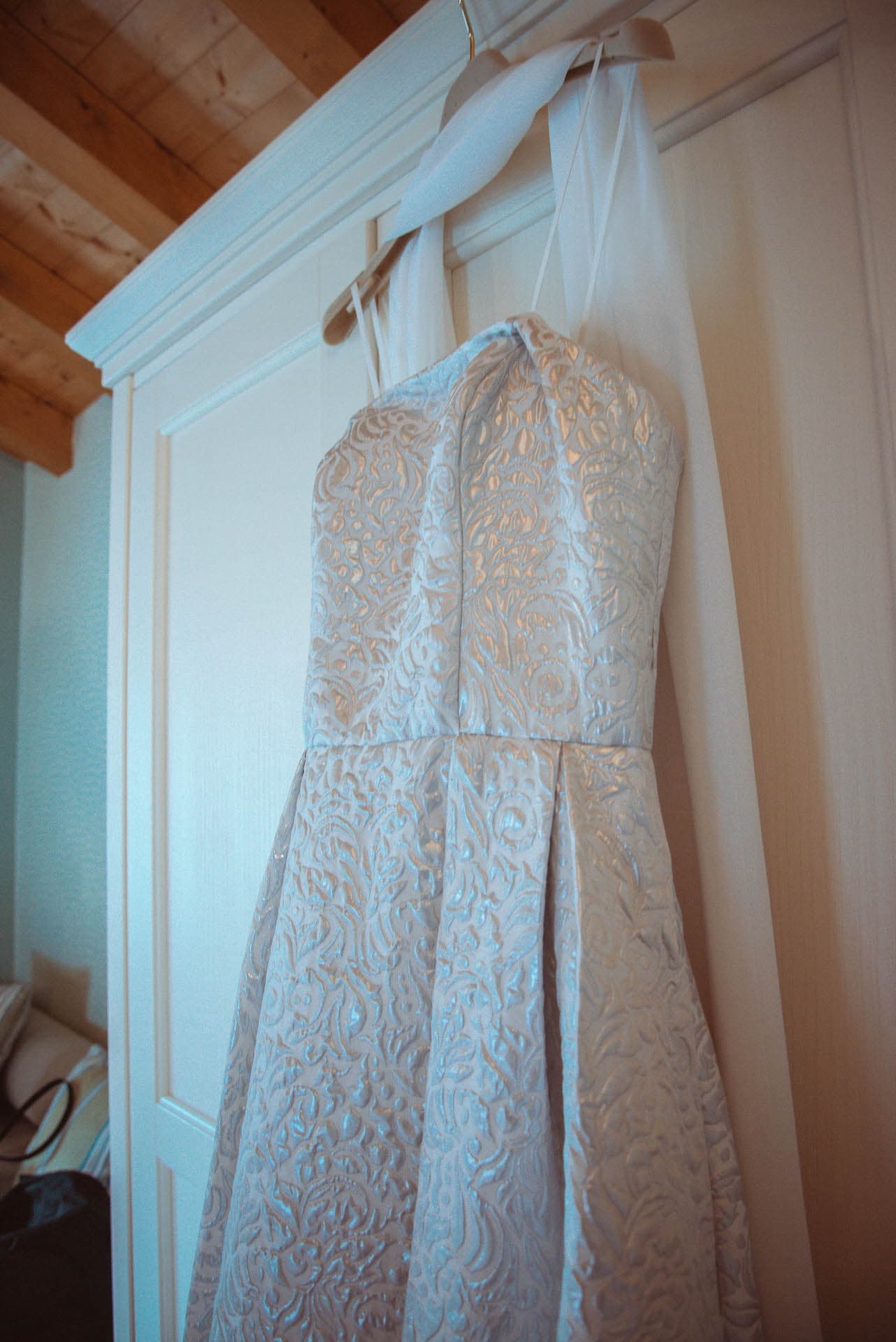 dettaglio vestito sposa armadio pizzo argento