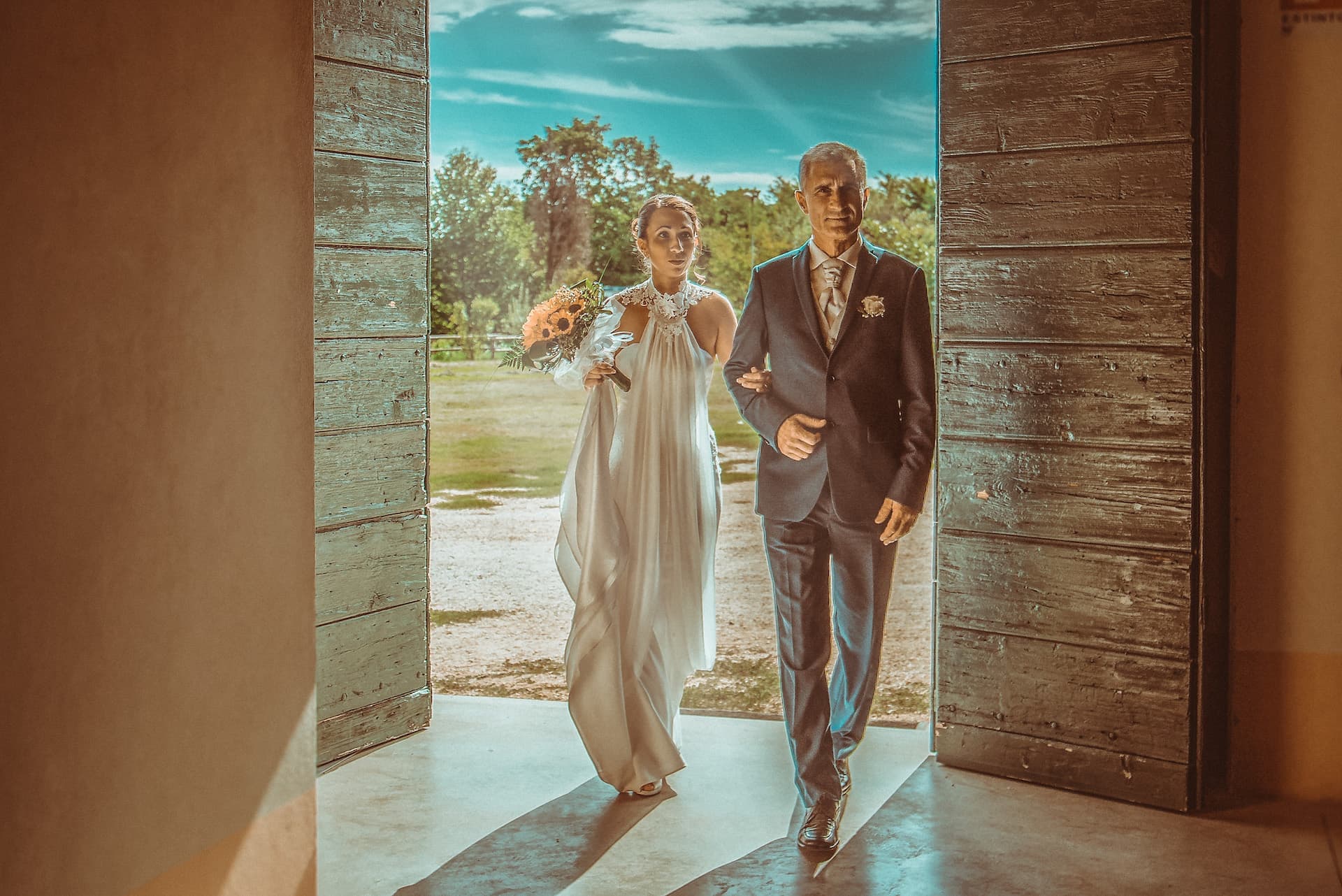 entrata sposa papà comune luce portone