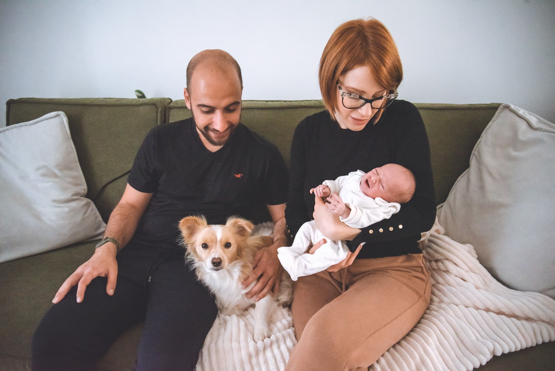 famiglia neonato cane divano