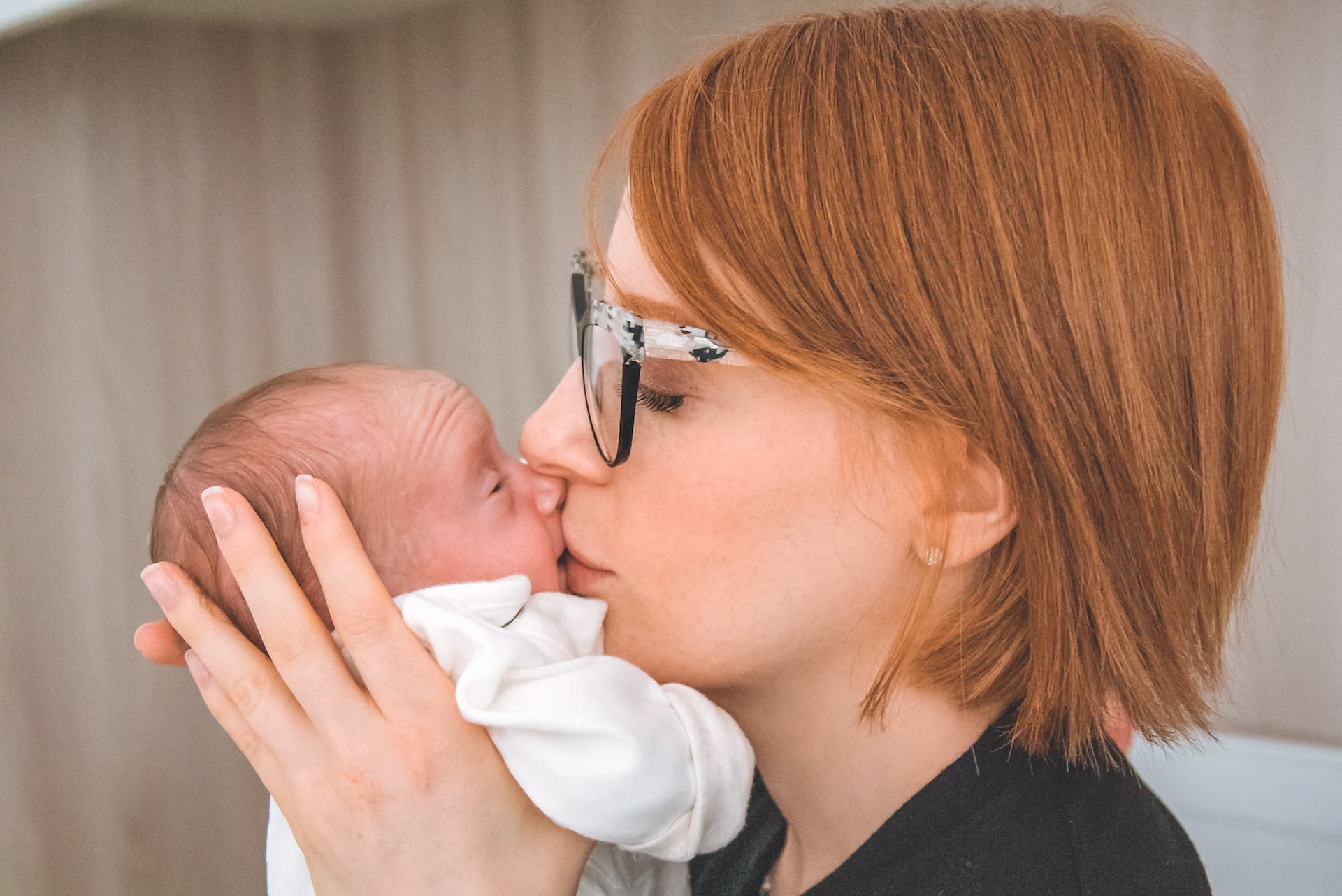 famiglia neonato mamma bacio