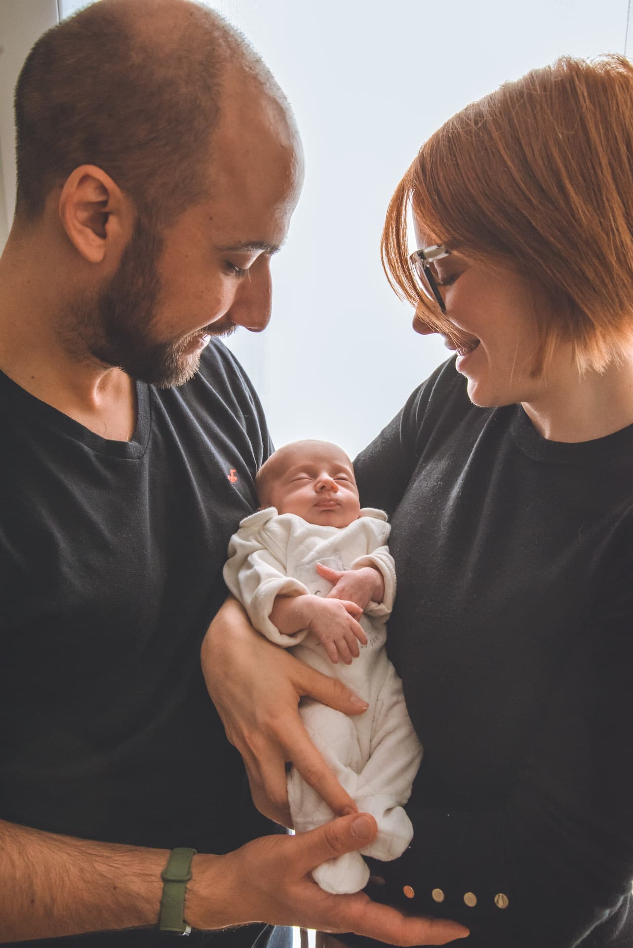 famiglia neonato primo piano finestra