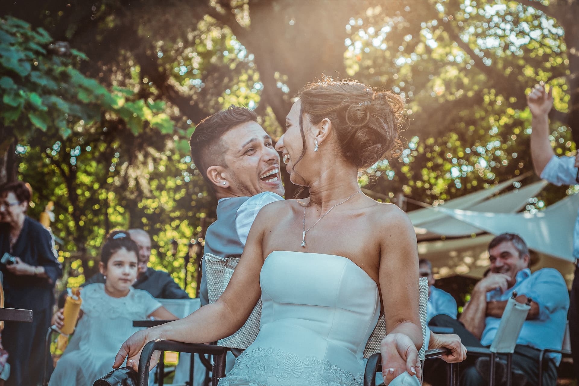 gioco sguardi sposi amici parenti
