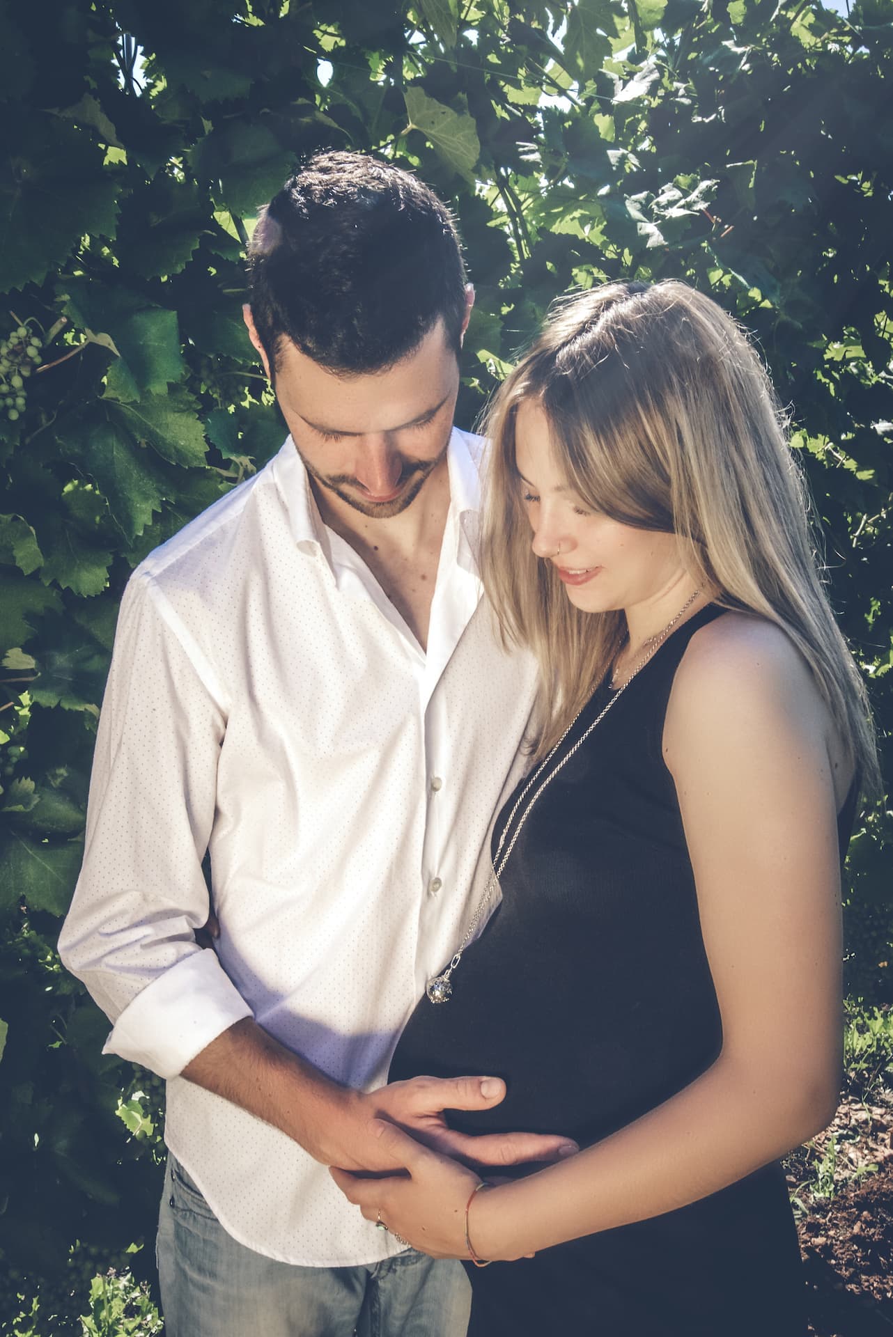 maternity donna gravidanza coppia vigneto sguardi