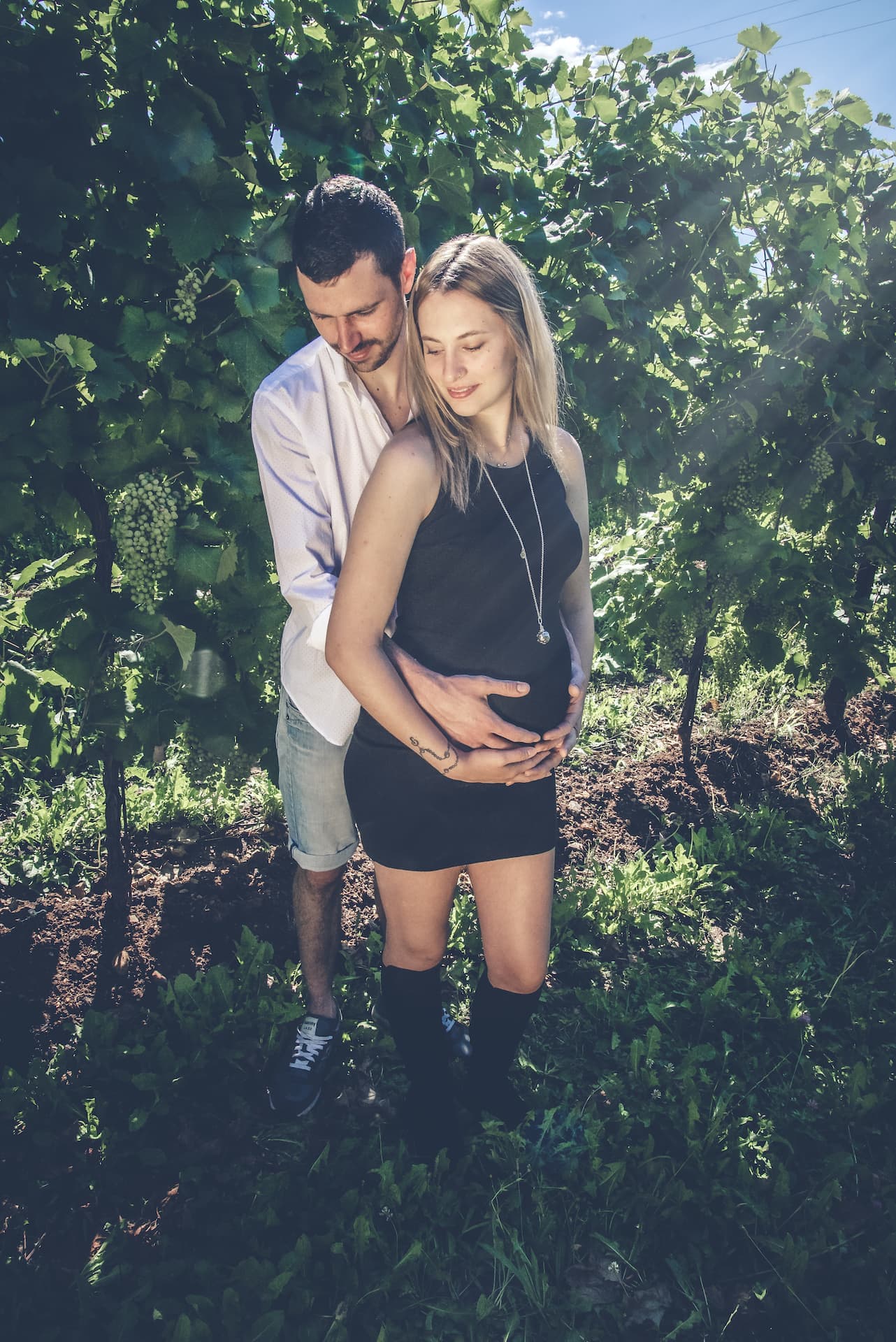 maternity donna gravidanza coppia vigneto