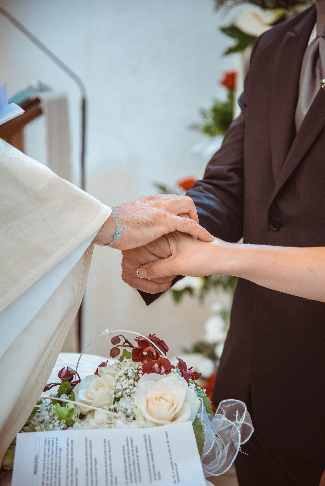 prete mano sposi benedizione
