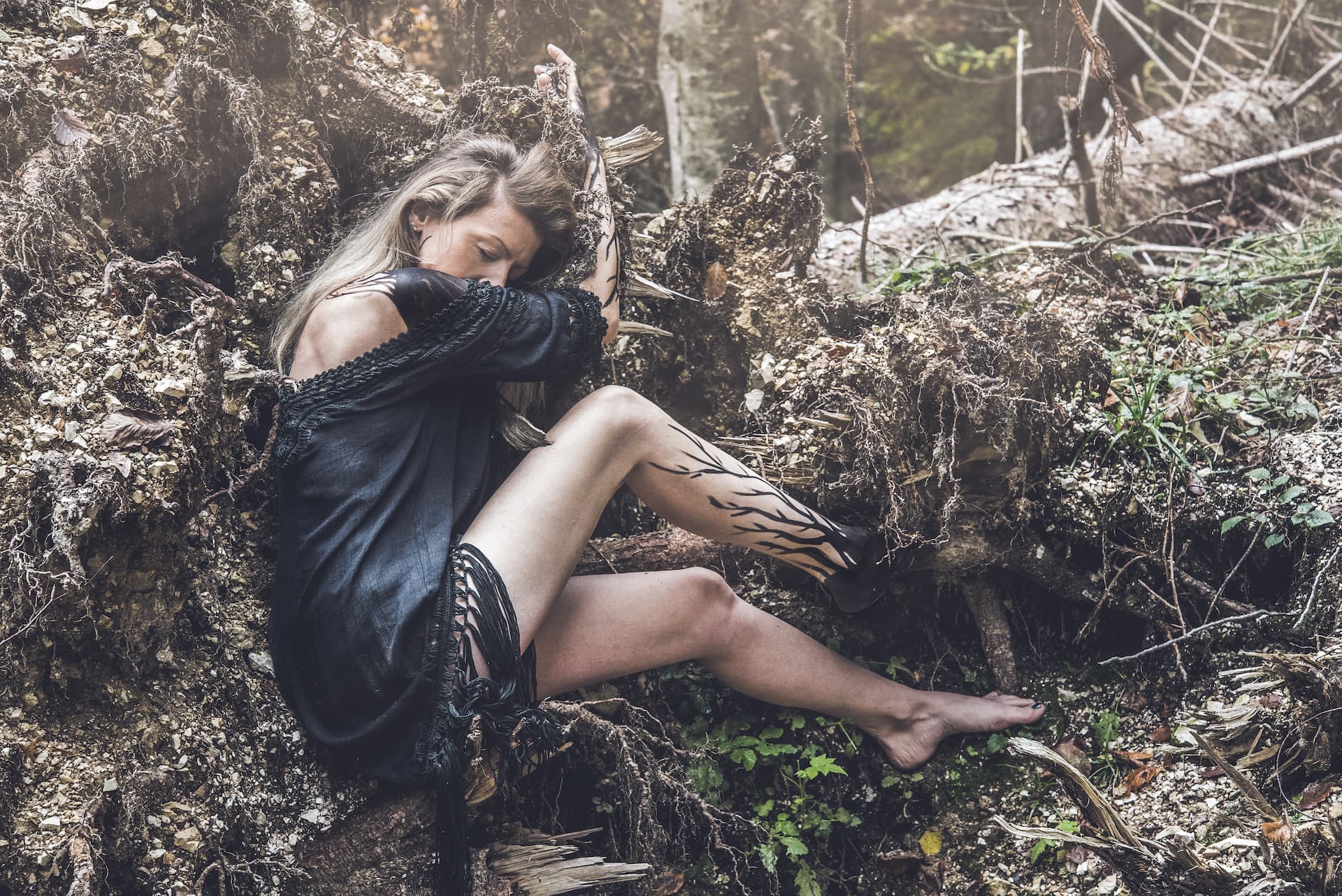 ragazza albero vaia distruzione