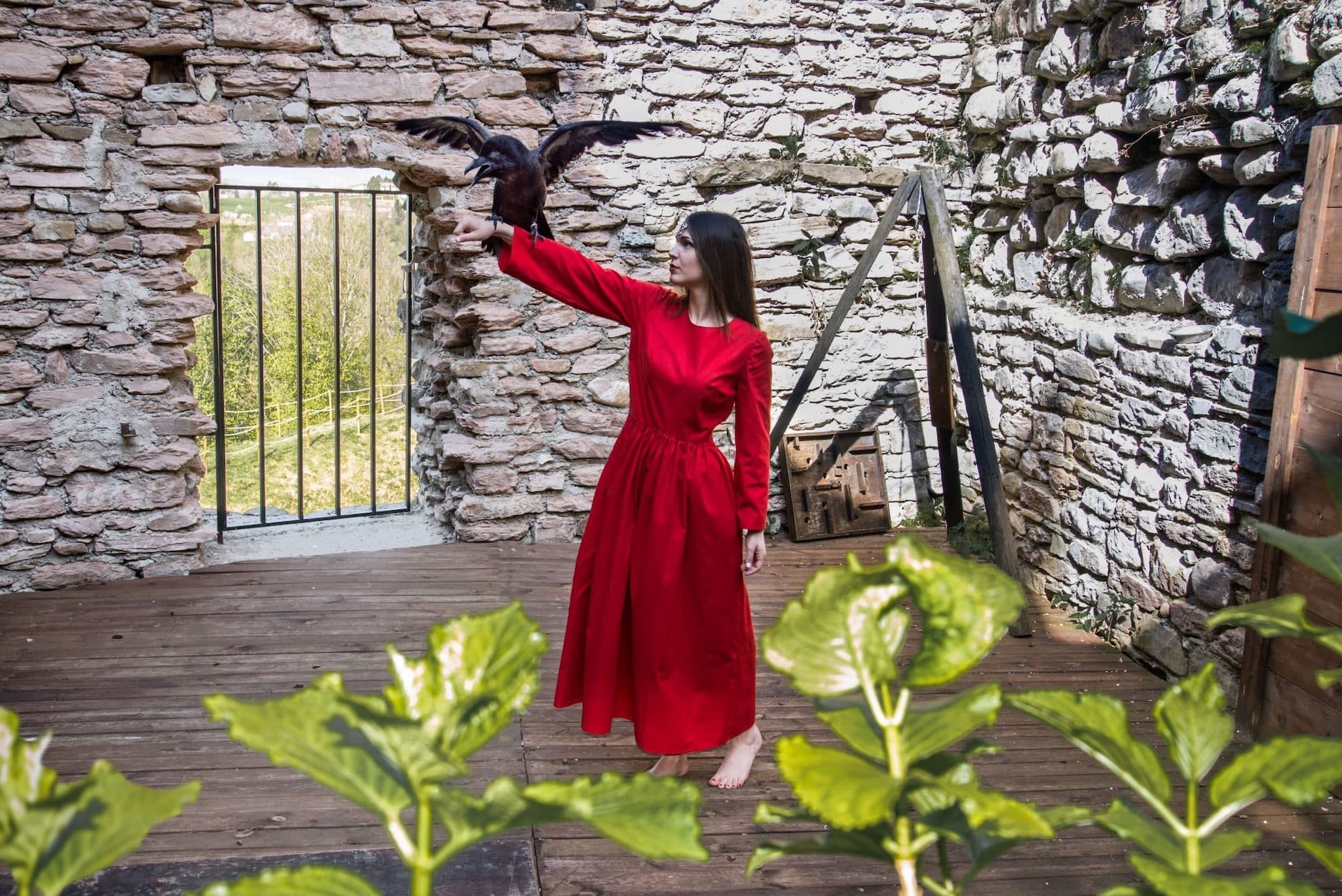 ragazza corvo castello zumelle vestito rosso