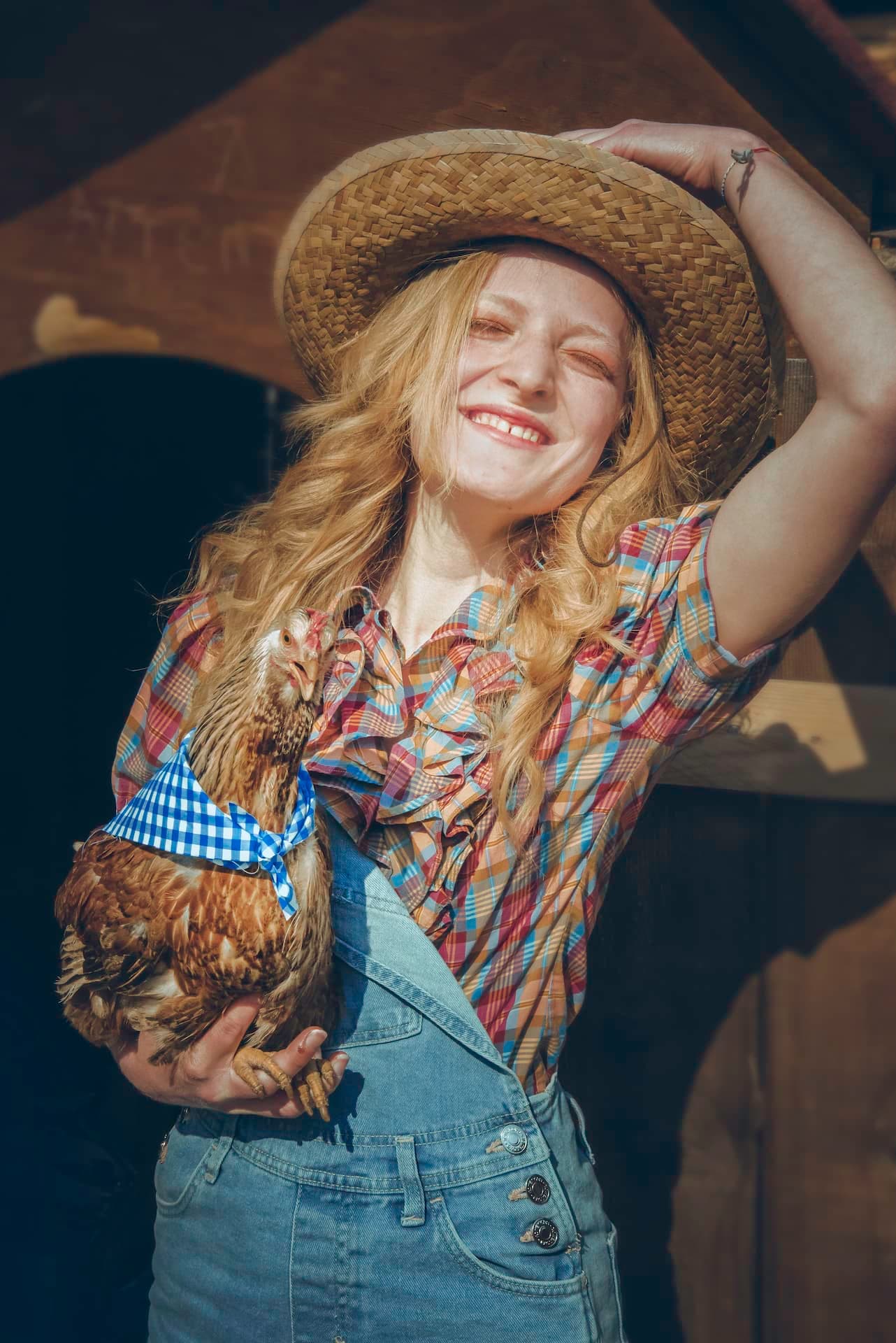 ragazza gallina contadino camicia a quadri sorriso
