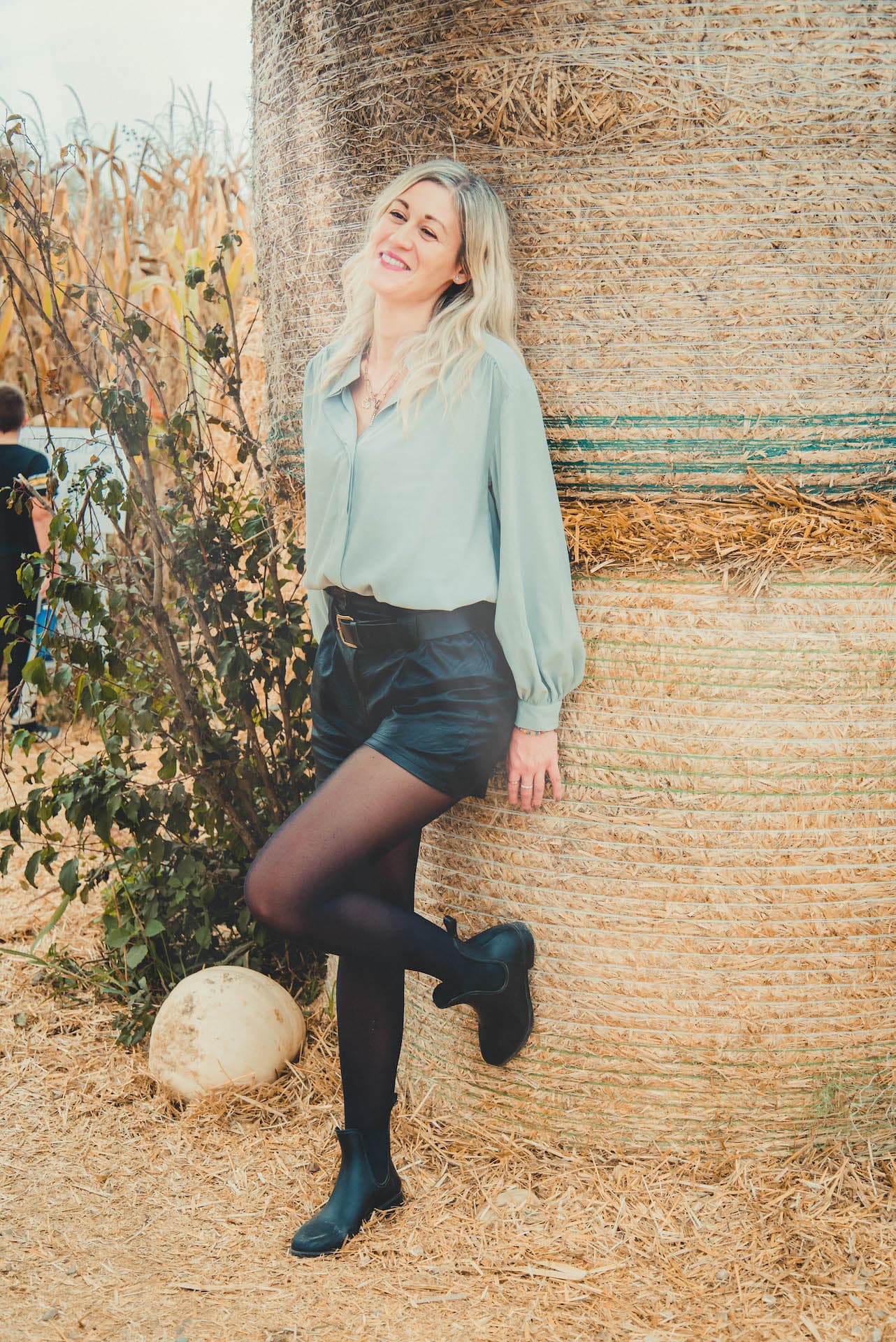 ragazza in piedi palla di fieno