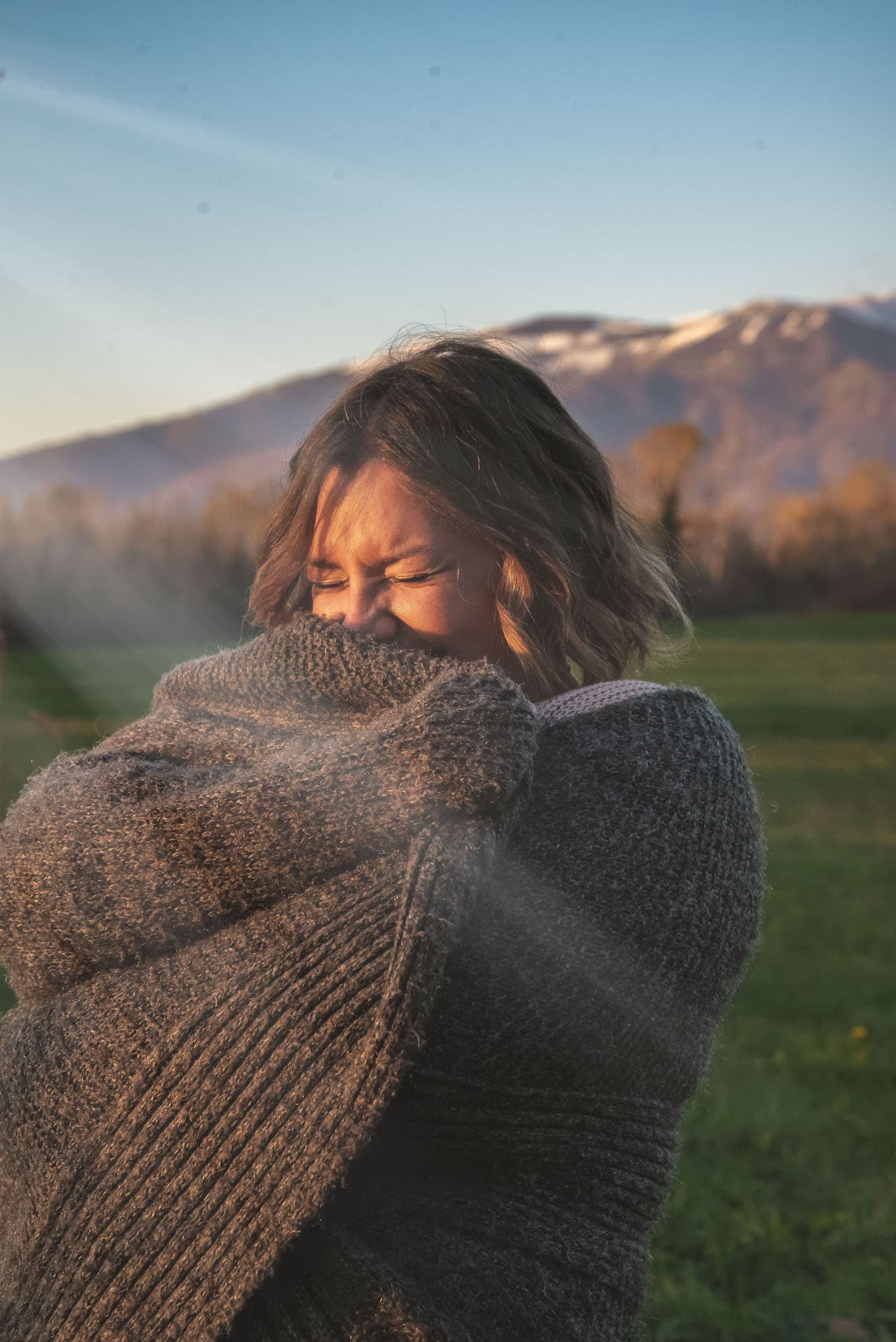 ragazza tramonto sorride primo piano occhi chiusi