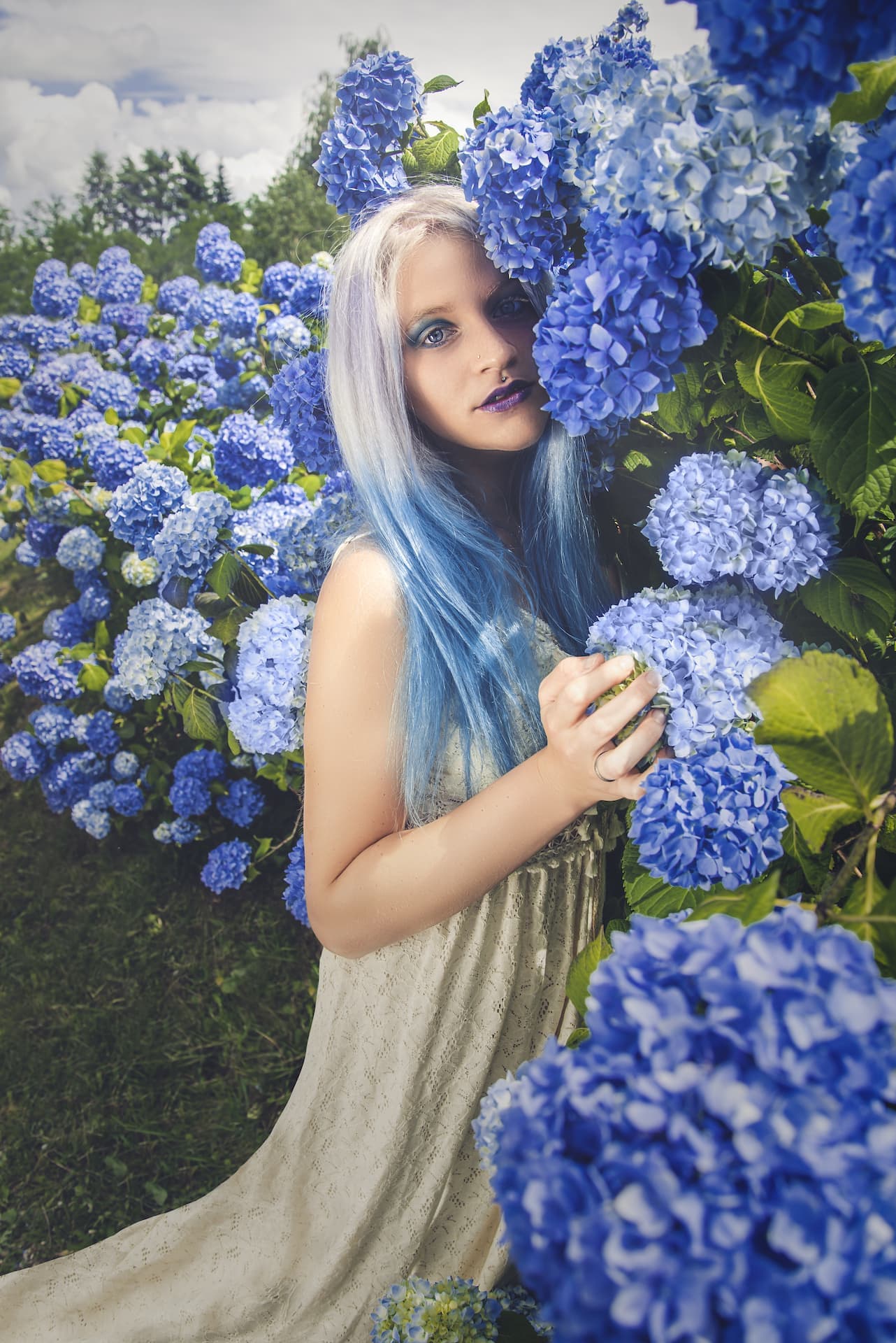 ragazza vestito bianco ortensie blu primo piano