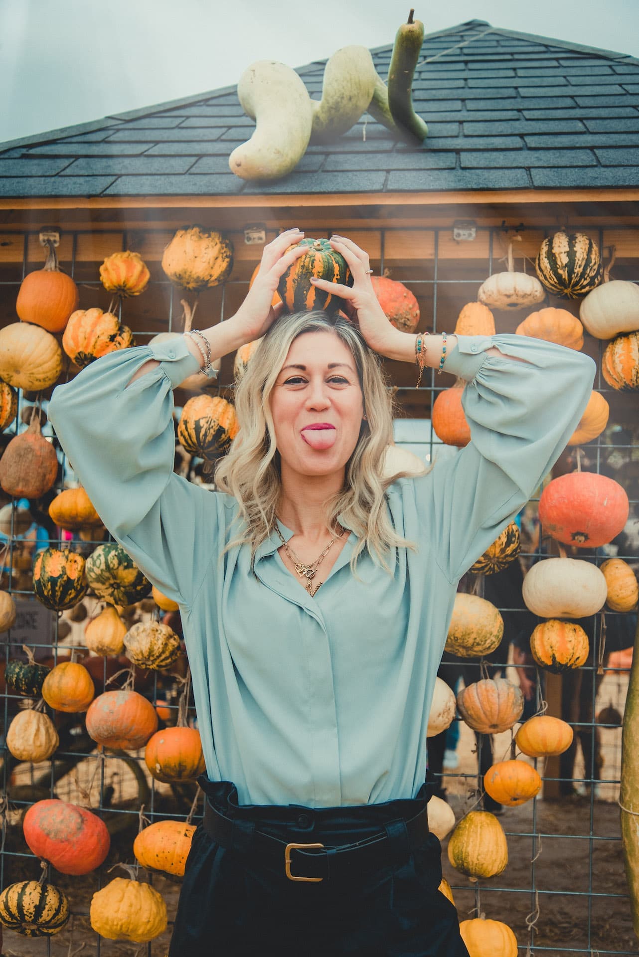 ragazza zucca in testa lingua fuori