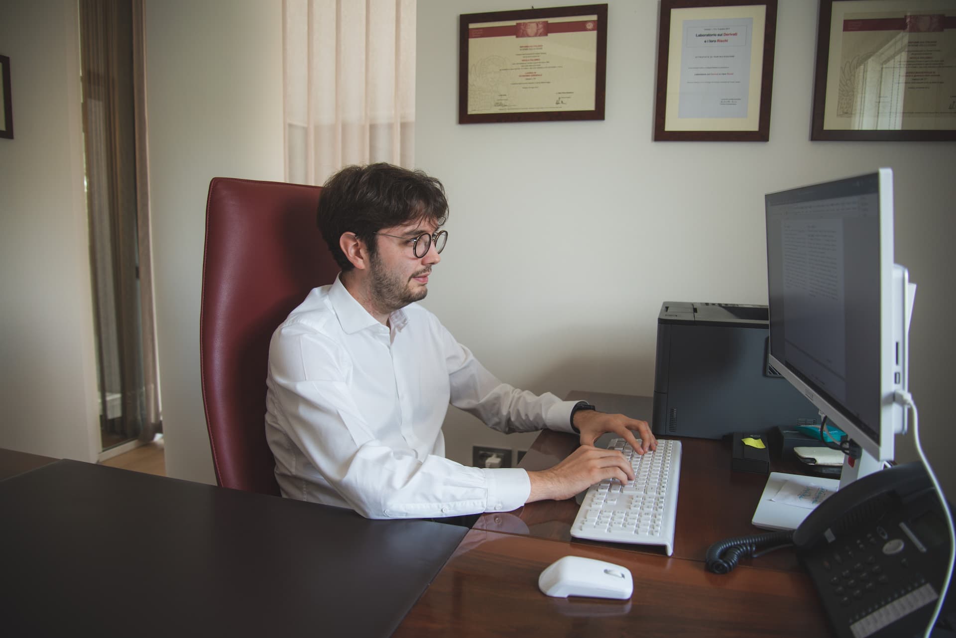 ragazzo al computer camicia bianca con occhiali