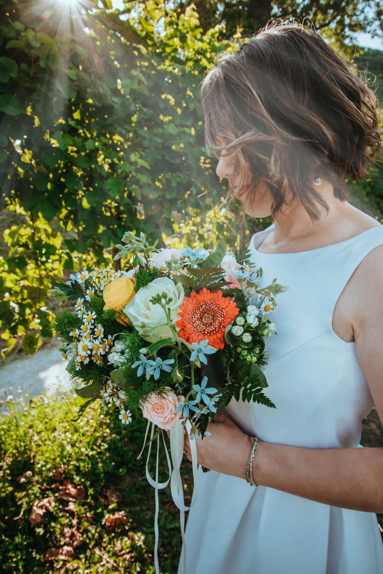 sposa bouquet fondo vigneti valdobbiadene