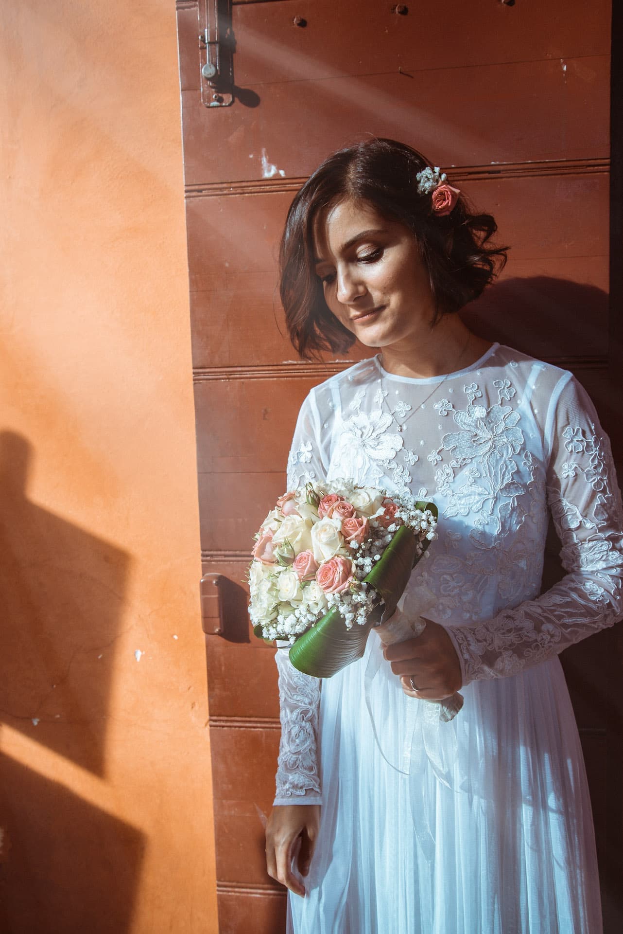 sposa bouquet rose fondo arancione
