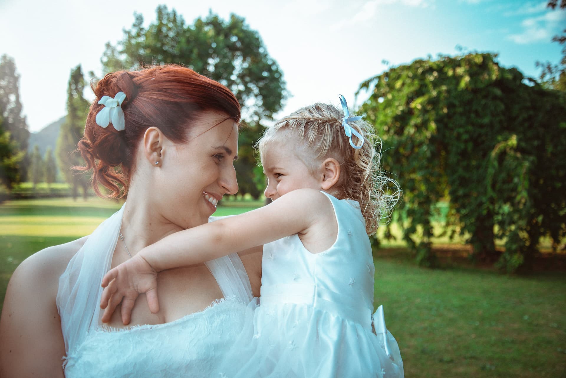 sposa giardino luce figlia bambina vestito bianco rosso