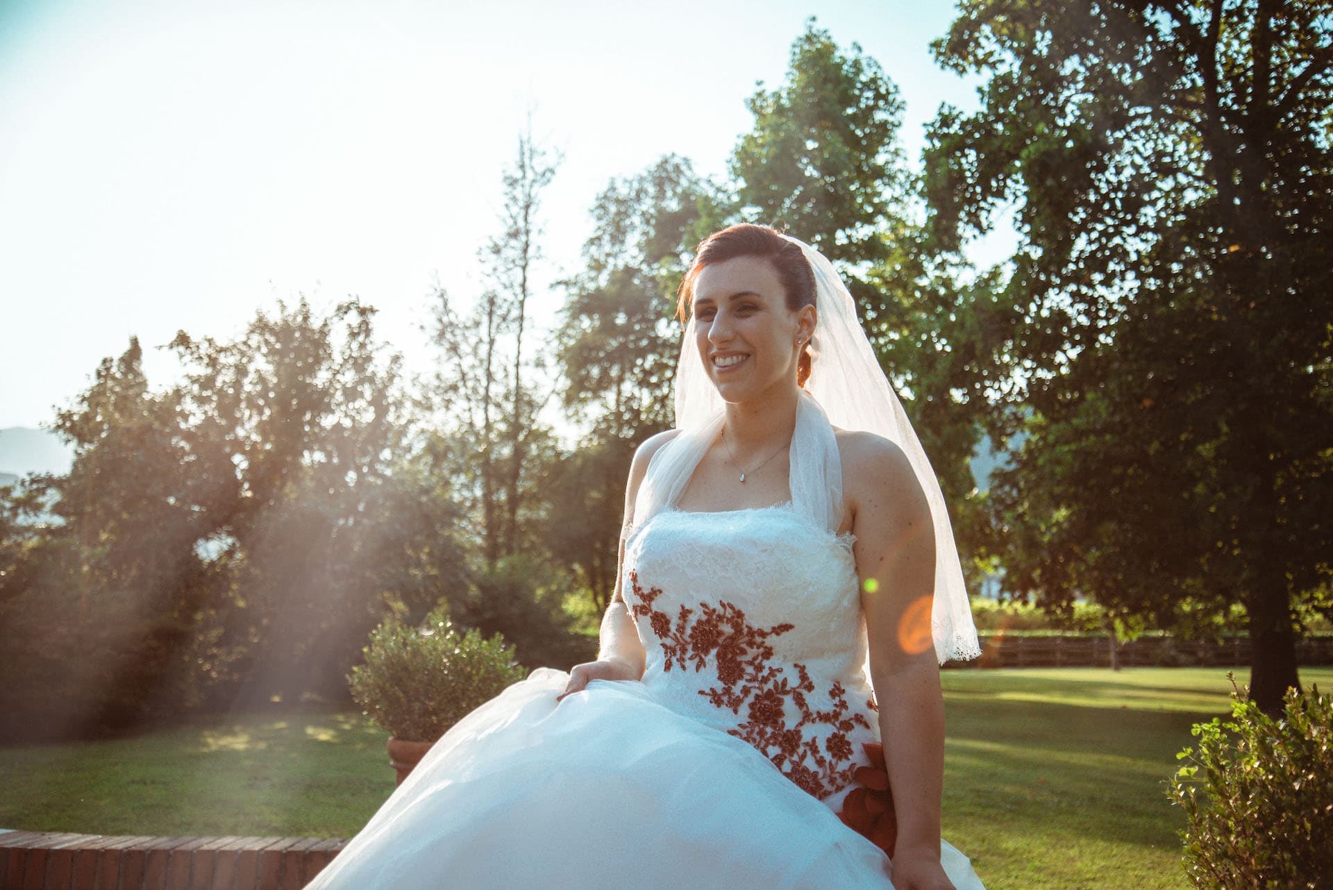 sposa giardino luce vestito bianco rosso