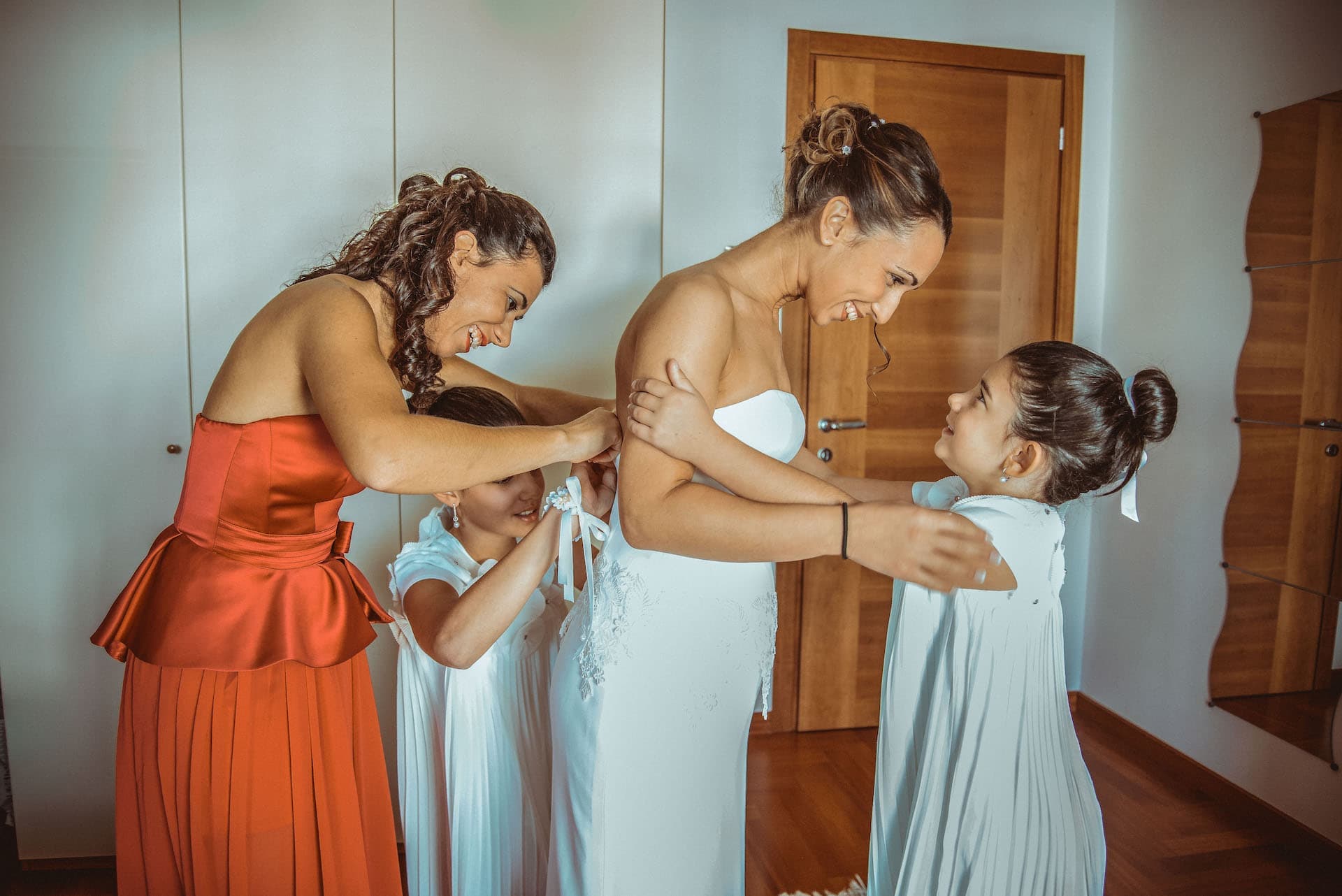 sposa preparazione testimone sorella bambine
