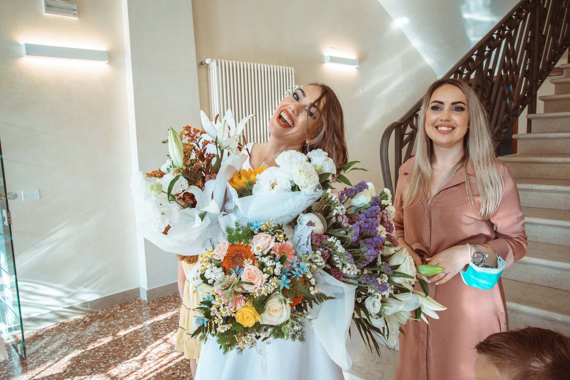 sposa testimone mazzo di fiori comune matrimonio