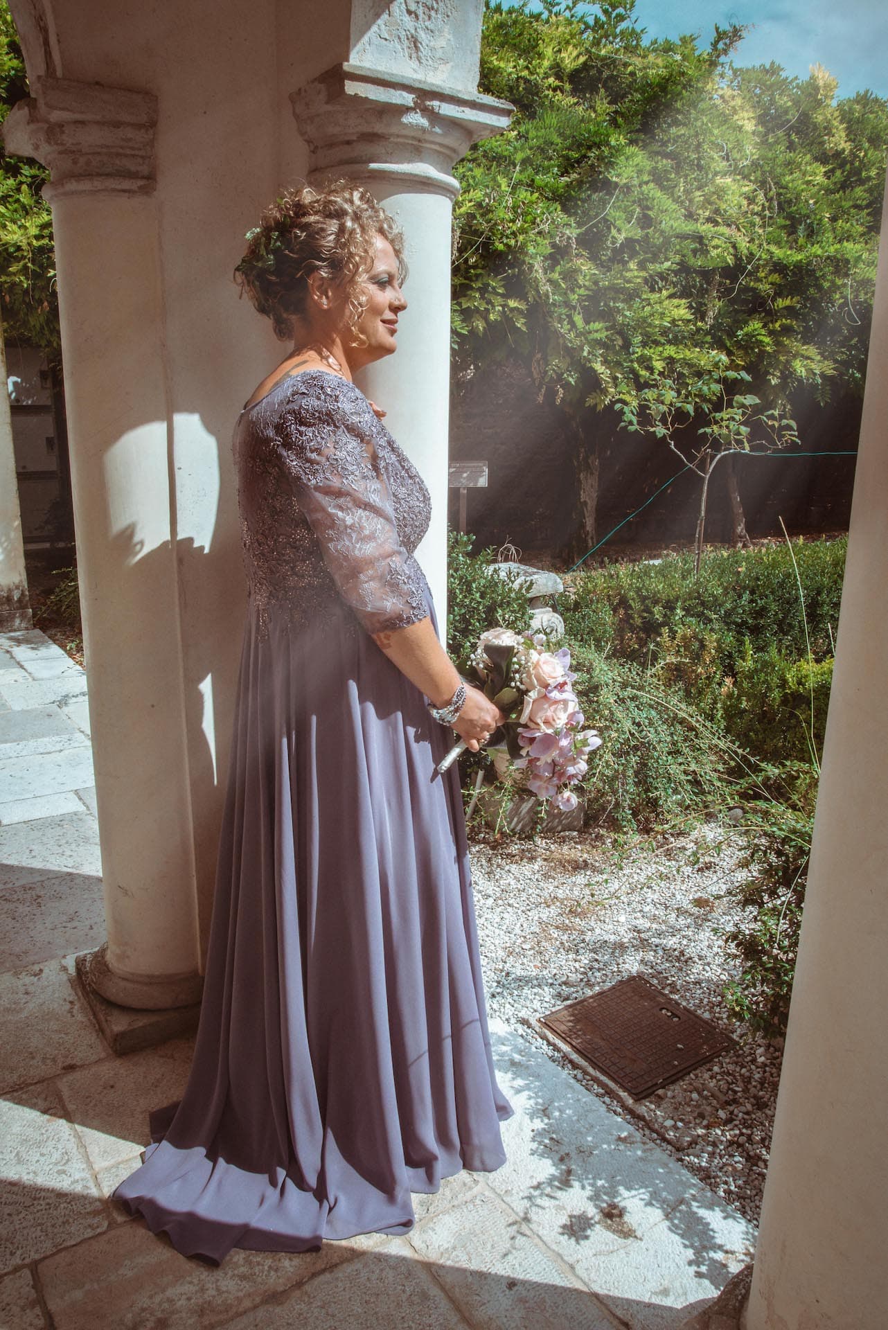 sposa vestito viola giardino colonne