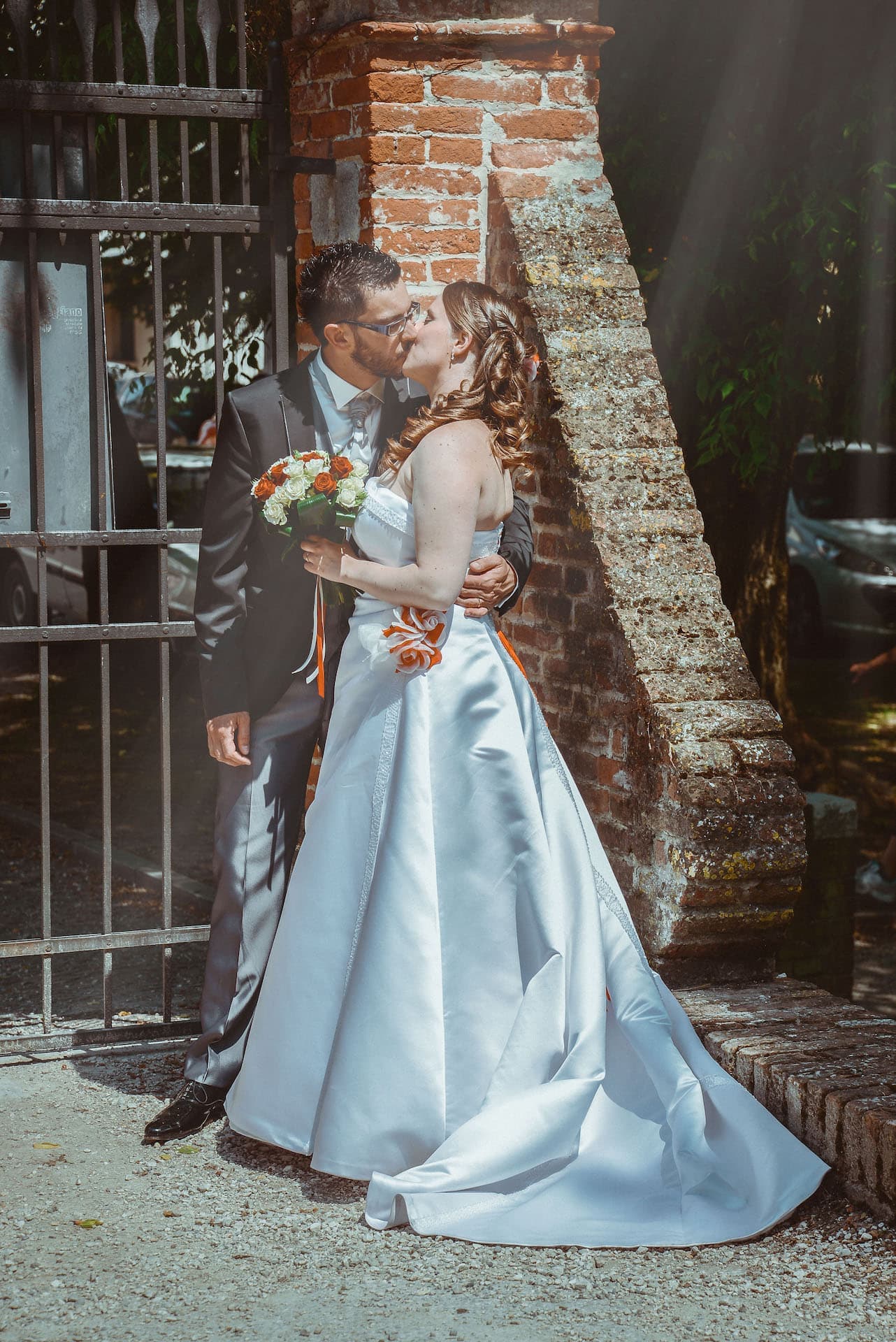 sposi bacio giardino cancello