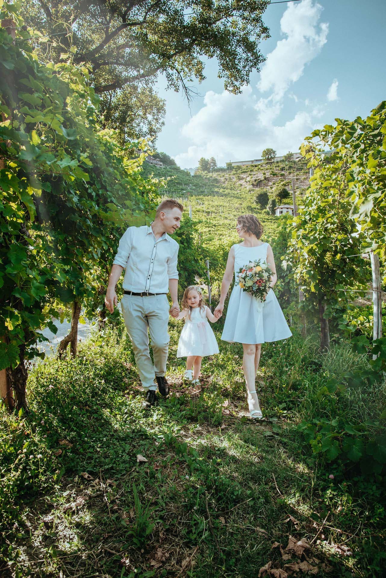 sposi bambina fondo vigneti valdobbiadene verticale