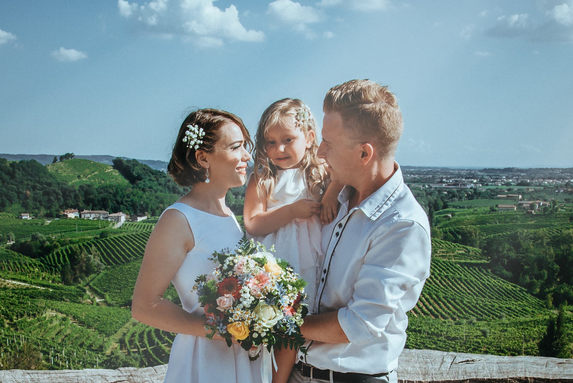 sposi bambina fondo vigneti valdobbiadene