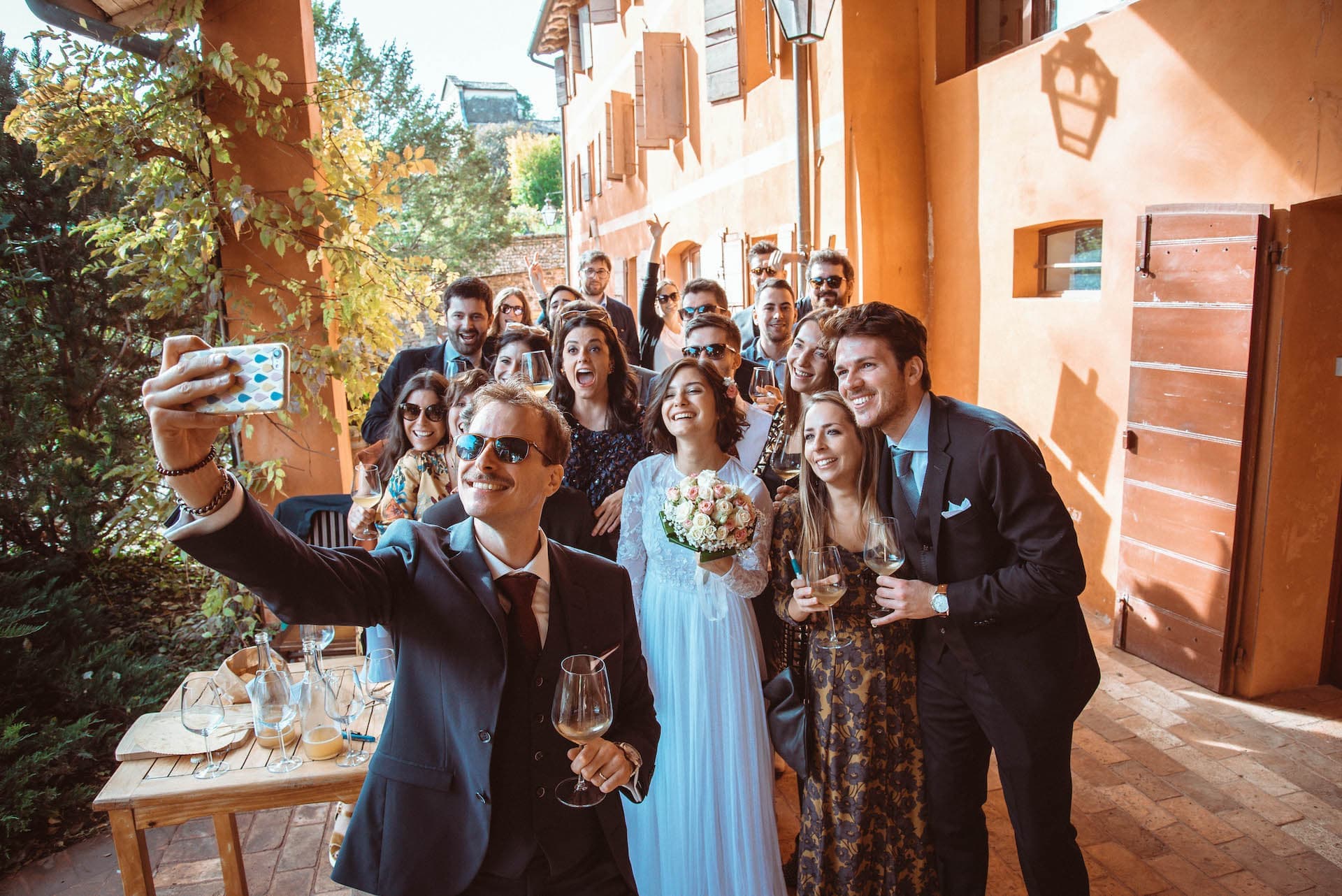sposi foto gruppo di amici
