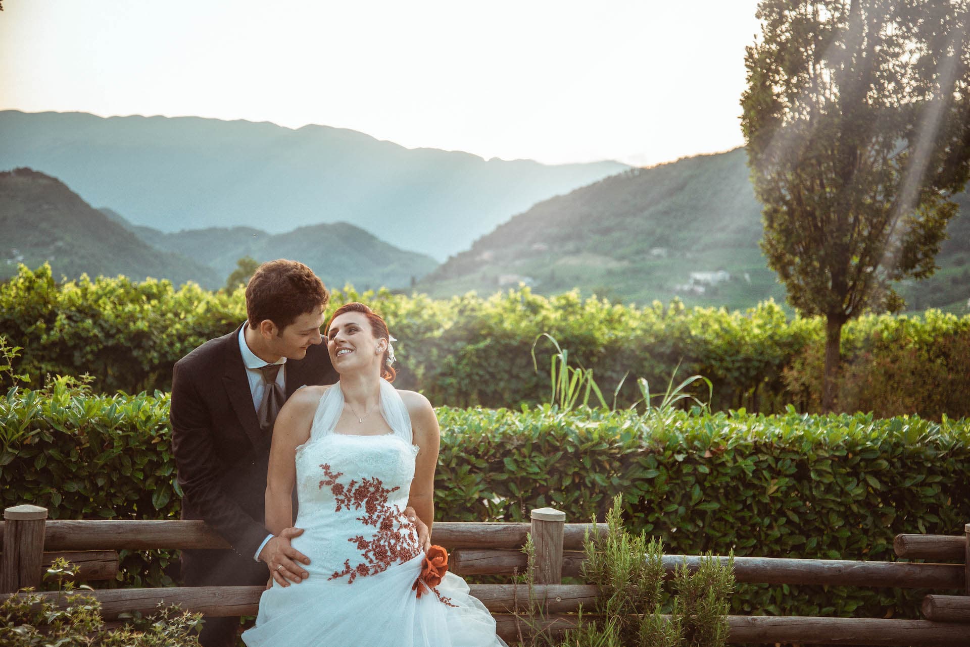 sposi giardino luce vestito bianco rosso sguardo