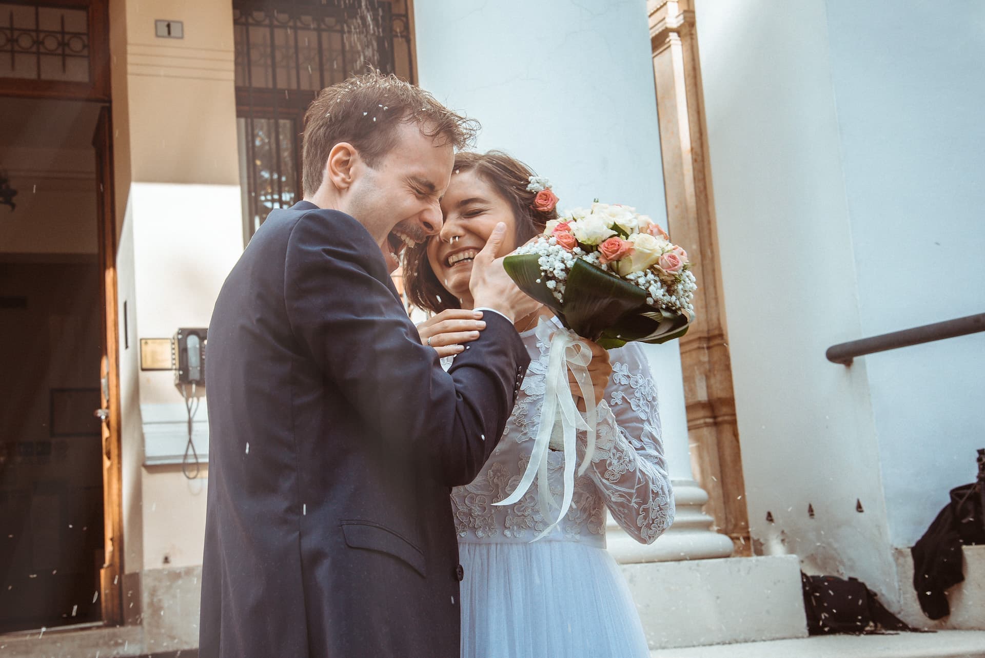 sposi lancio riso comune sorrisi