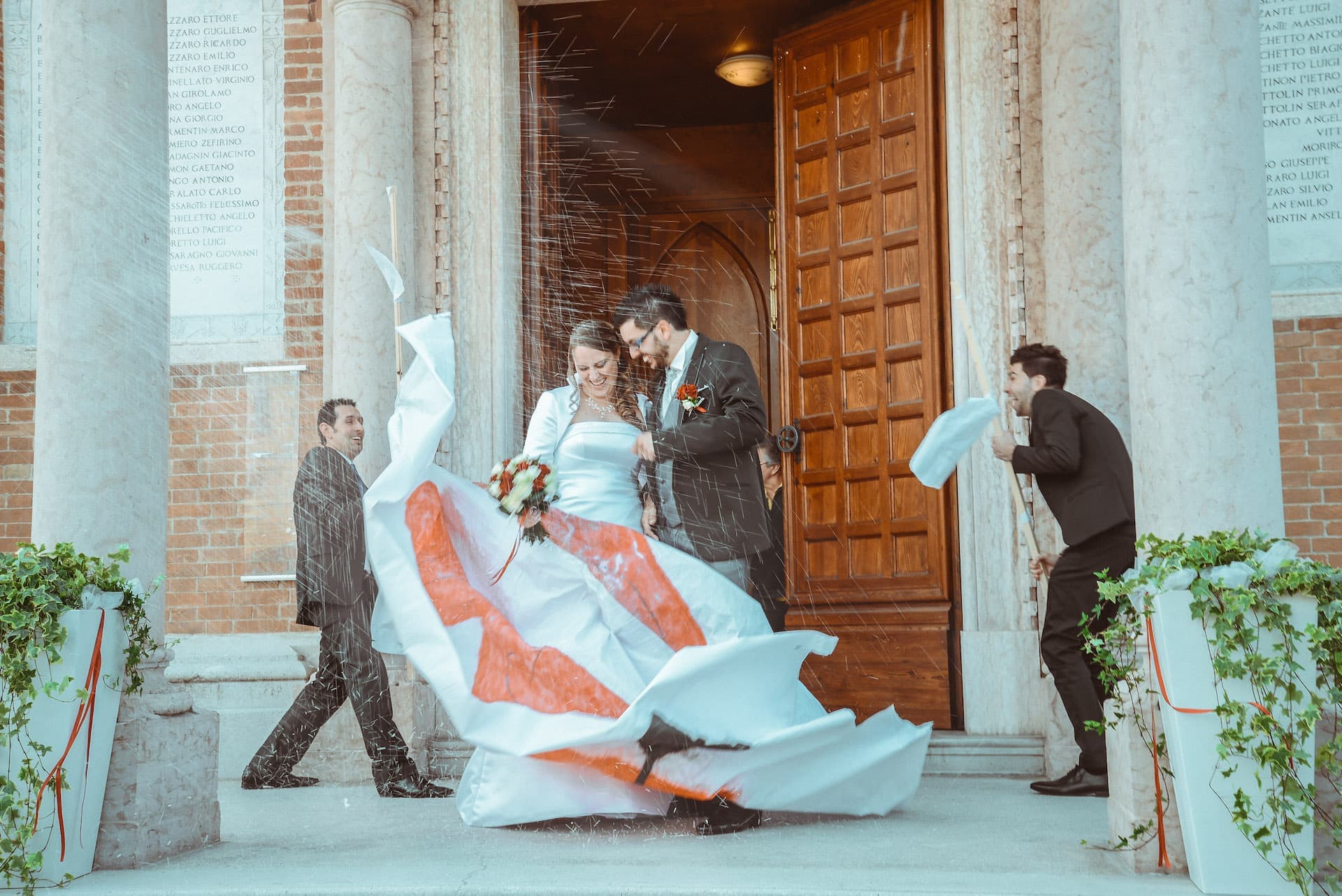 sposi lancio riso cuore rotto chiesa