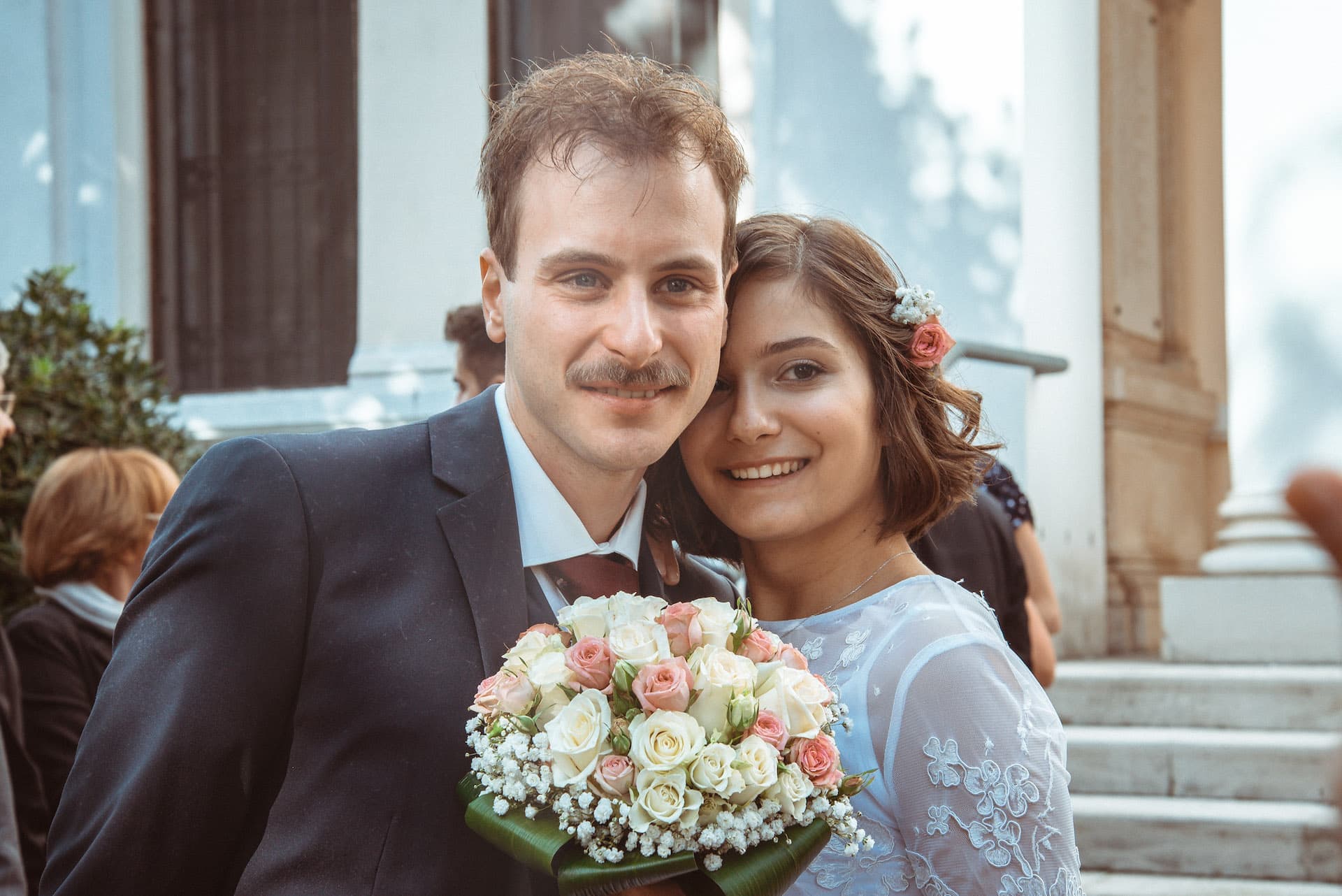 sposi sorriso comune bouquet rose