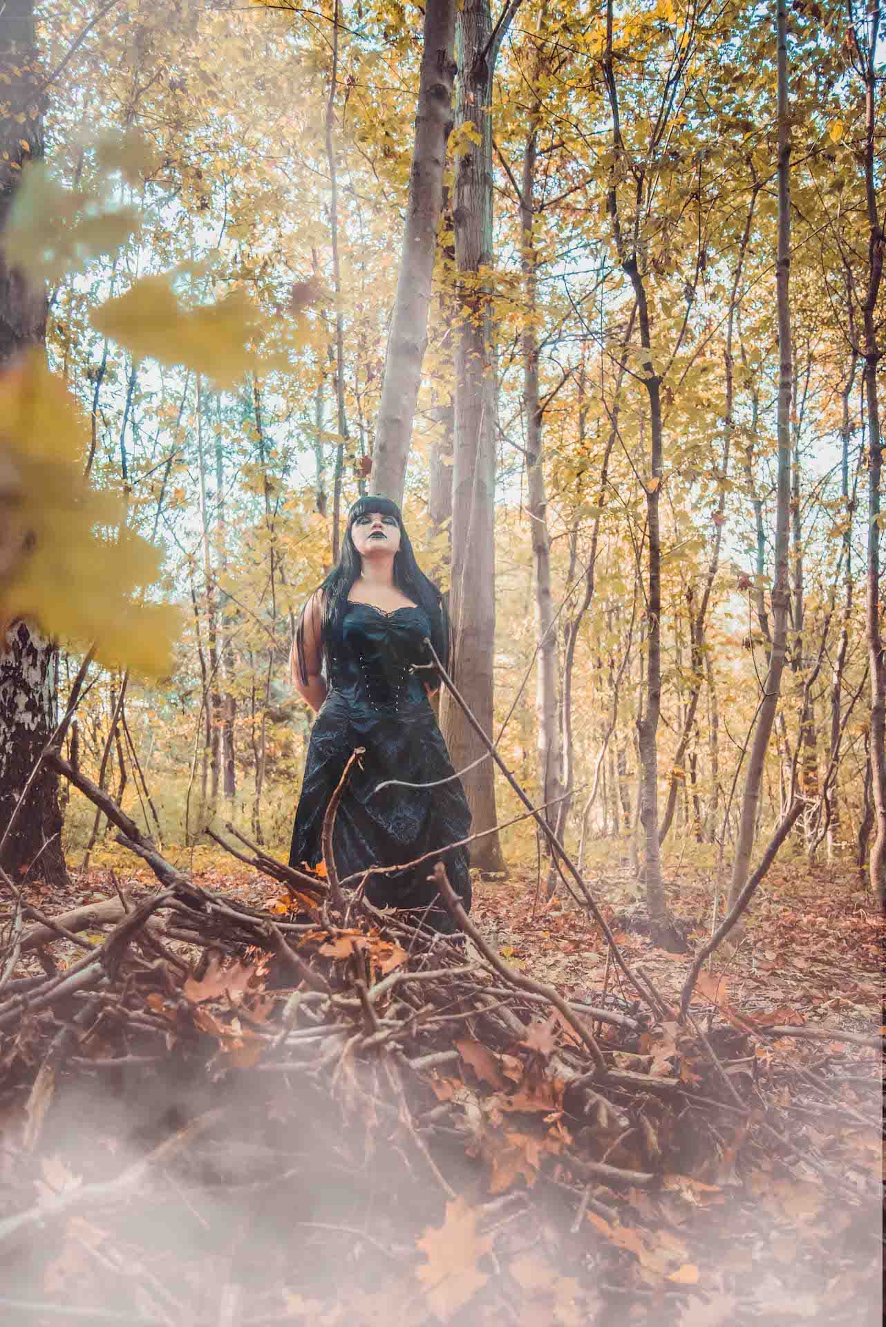 strega bosco montello vestito nero gotico bruciata fumo