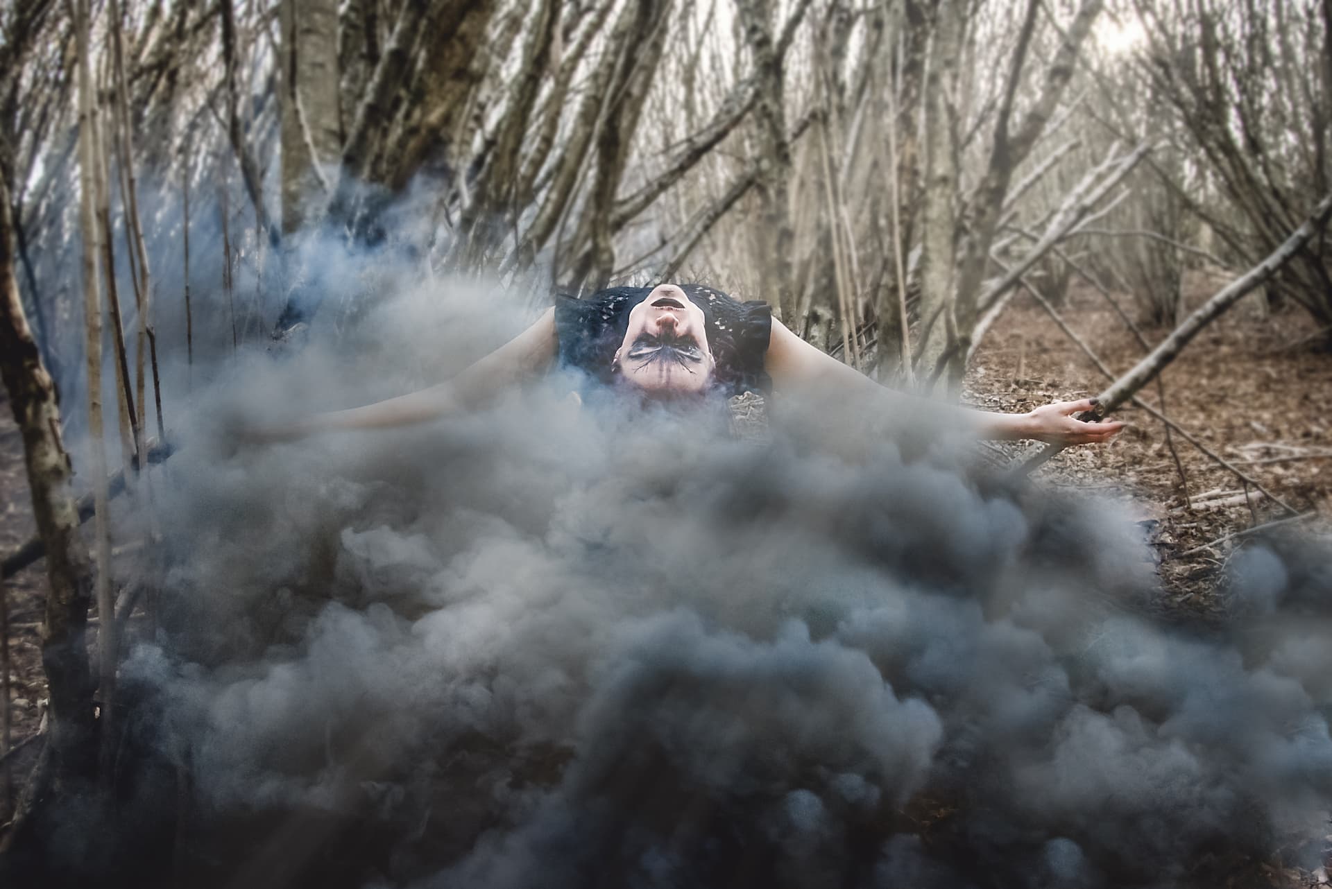 strega nel bosco fumo nero bruciata