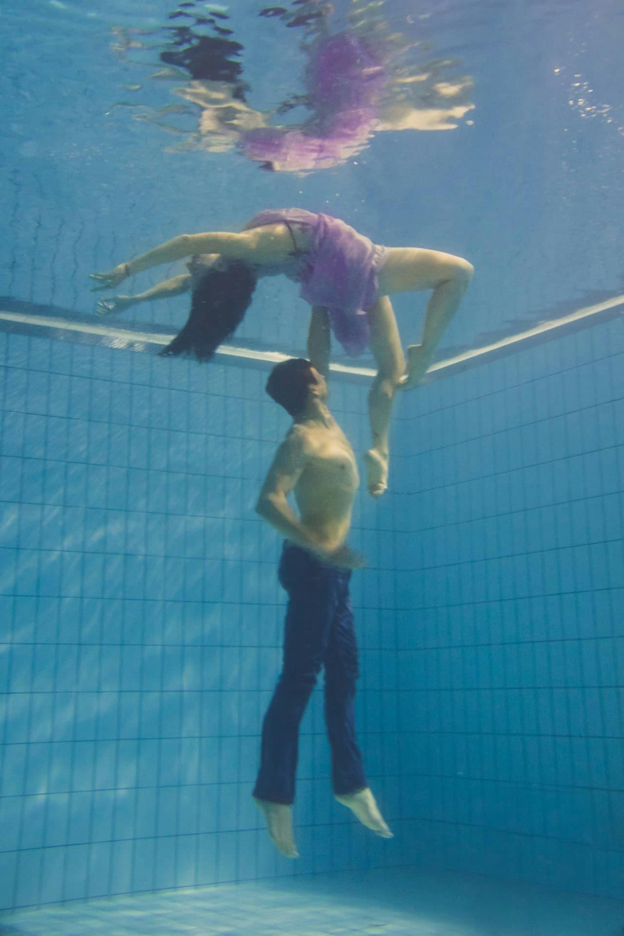 DSC 0244coppia ballo sotto acqua piscina montebellluna