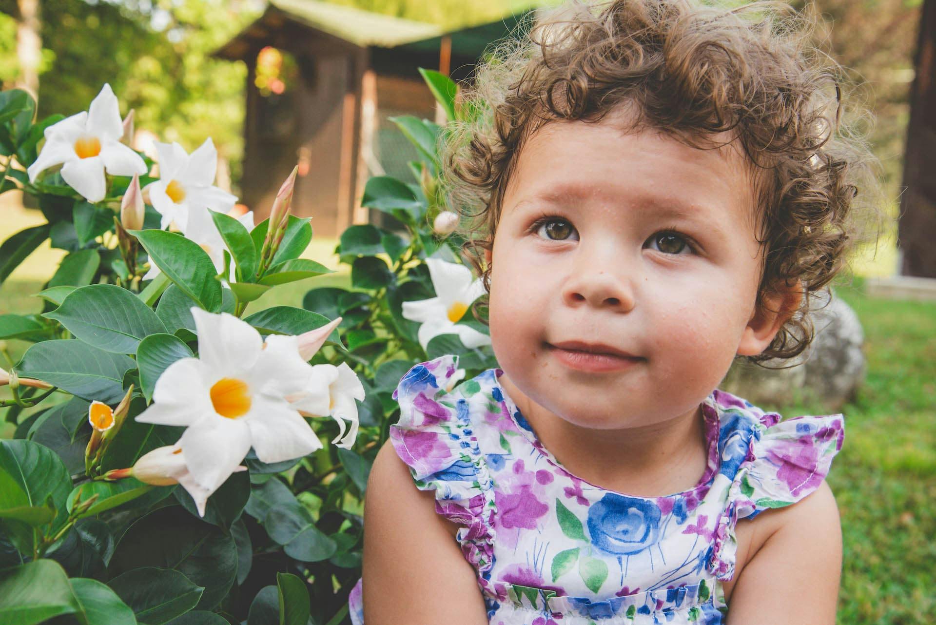 bambina sguardo giardino fiore campanula bianco