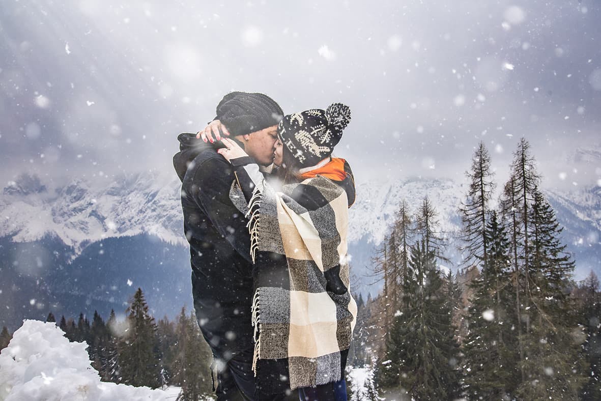 coppia neve montagna bacio