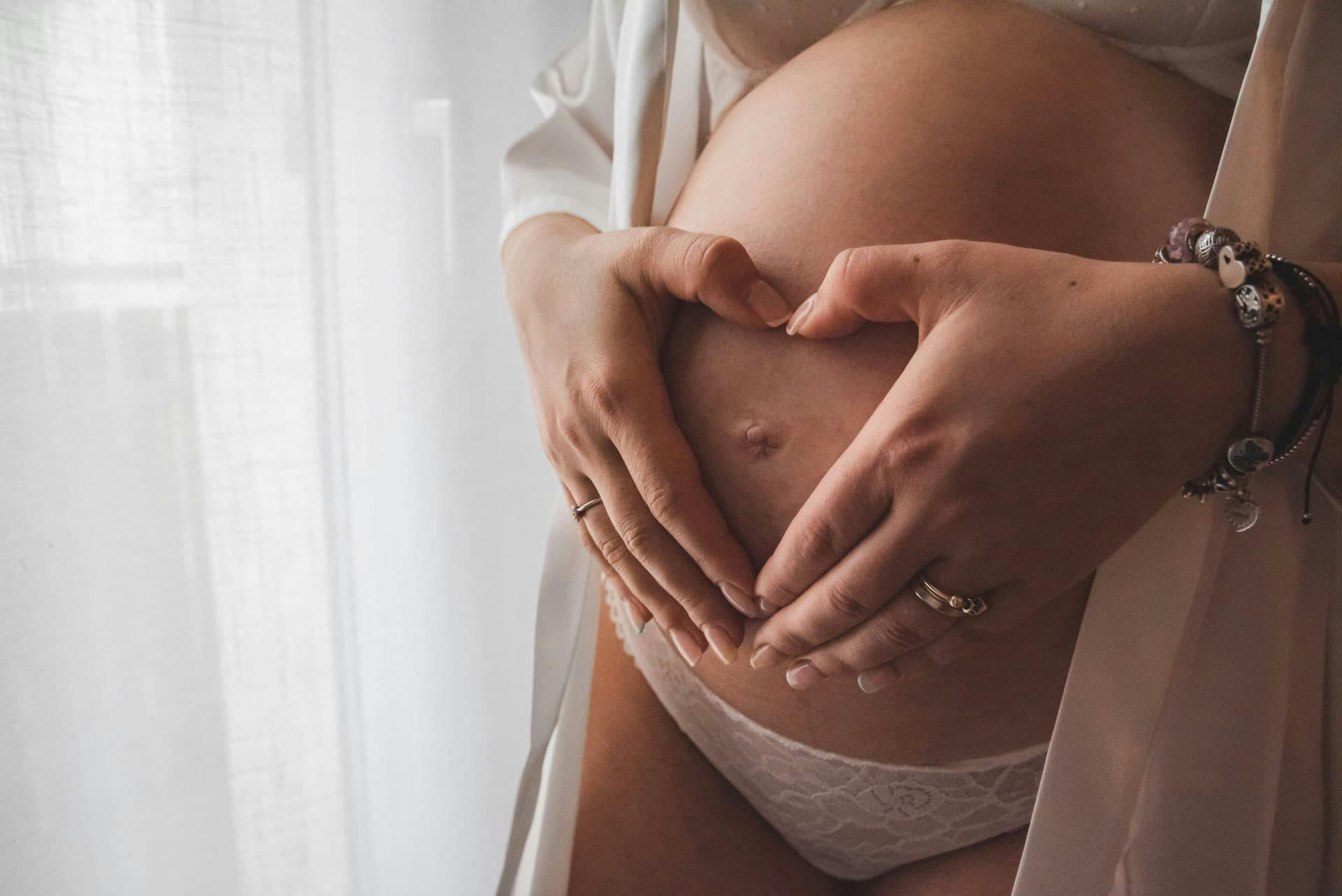 maternity donna gravidanza cuore pancia