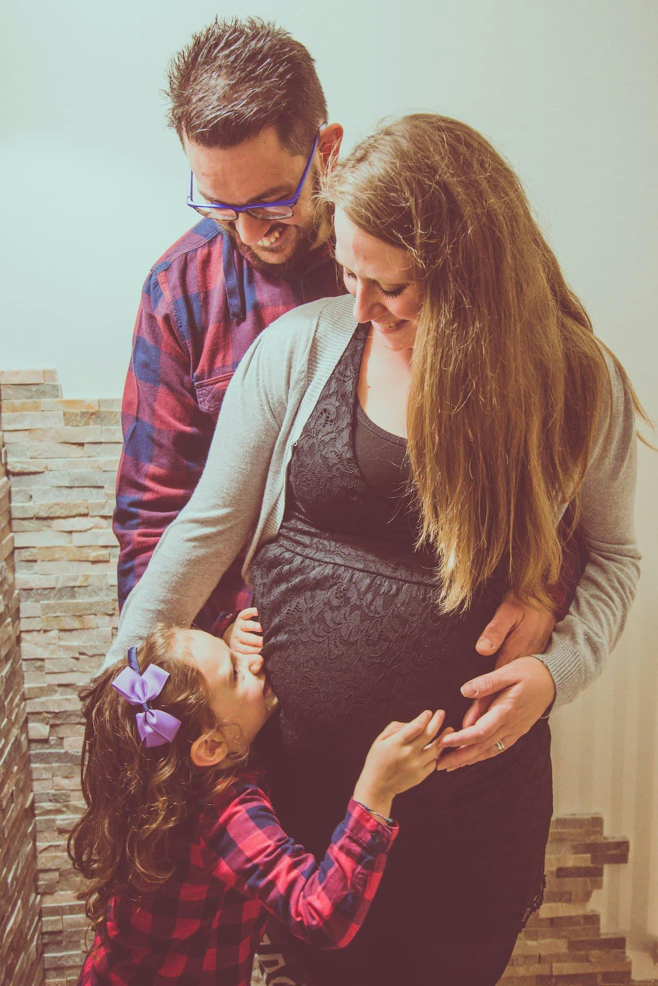 maternity donna gravidanza famiglia muro pietra