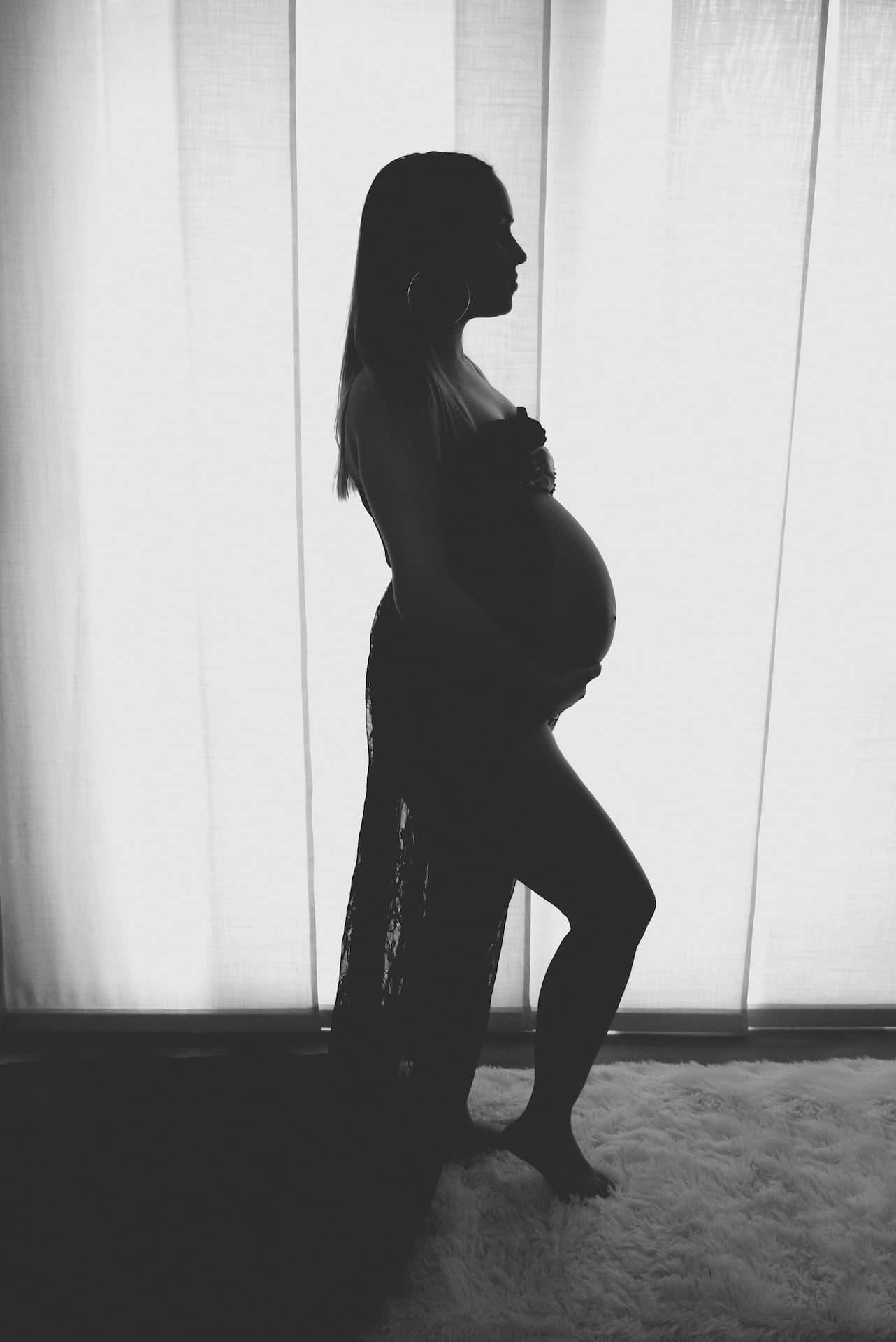 maternity donna gravidanza silhouette finestra ombra