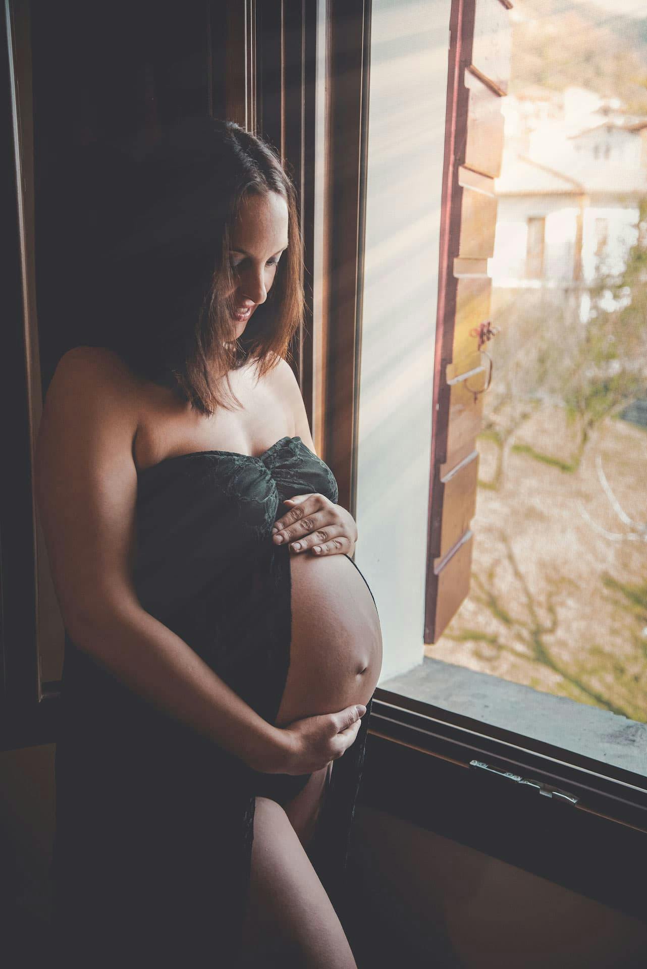 maternity donna gravidanza vestito nero finestra