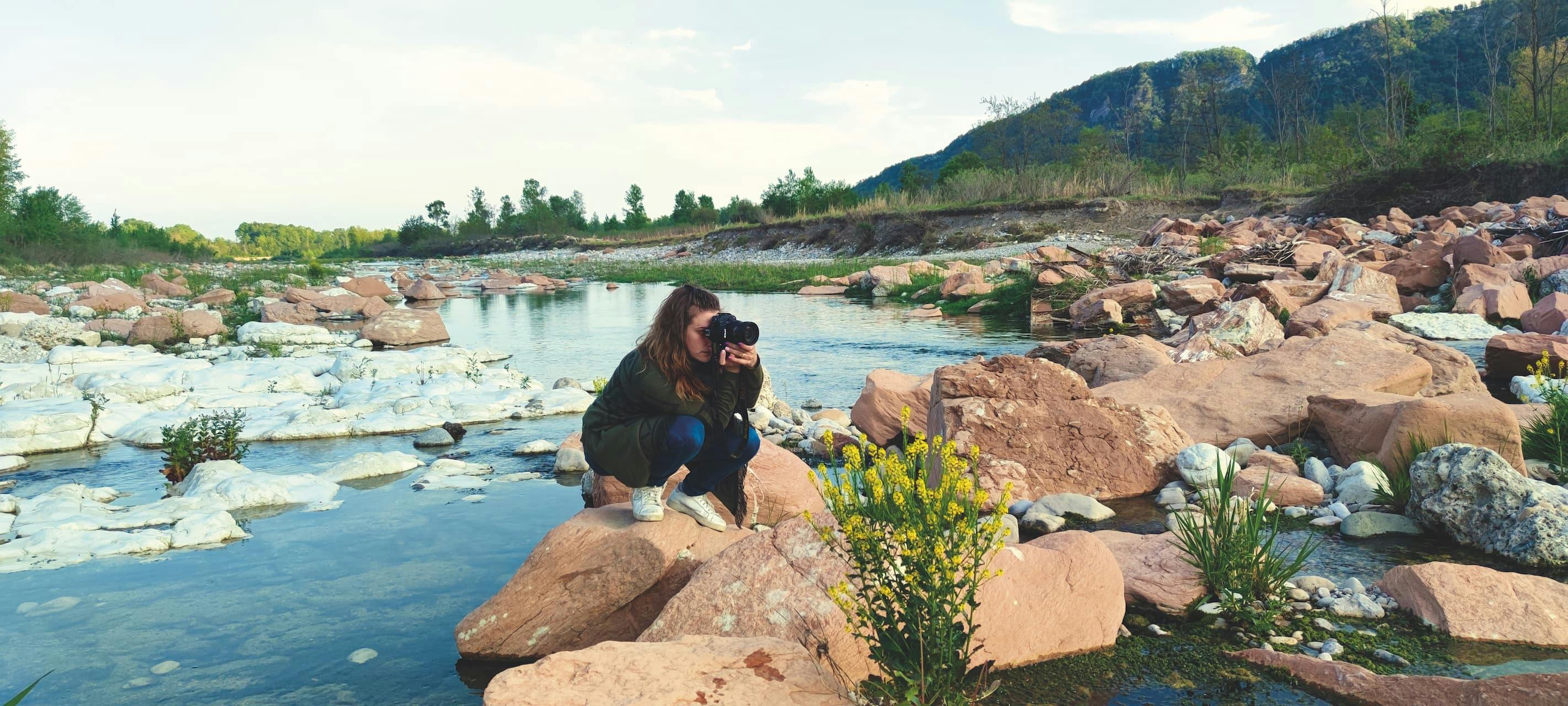 piave ragazza fotografa acqua rocce
